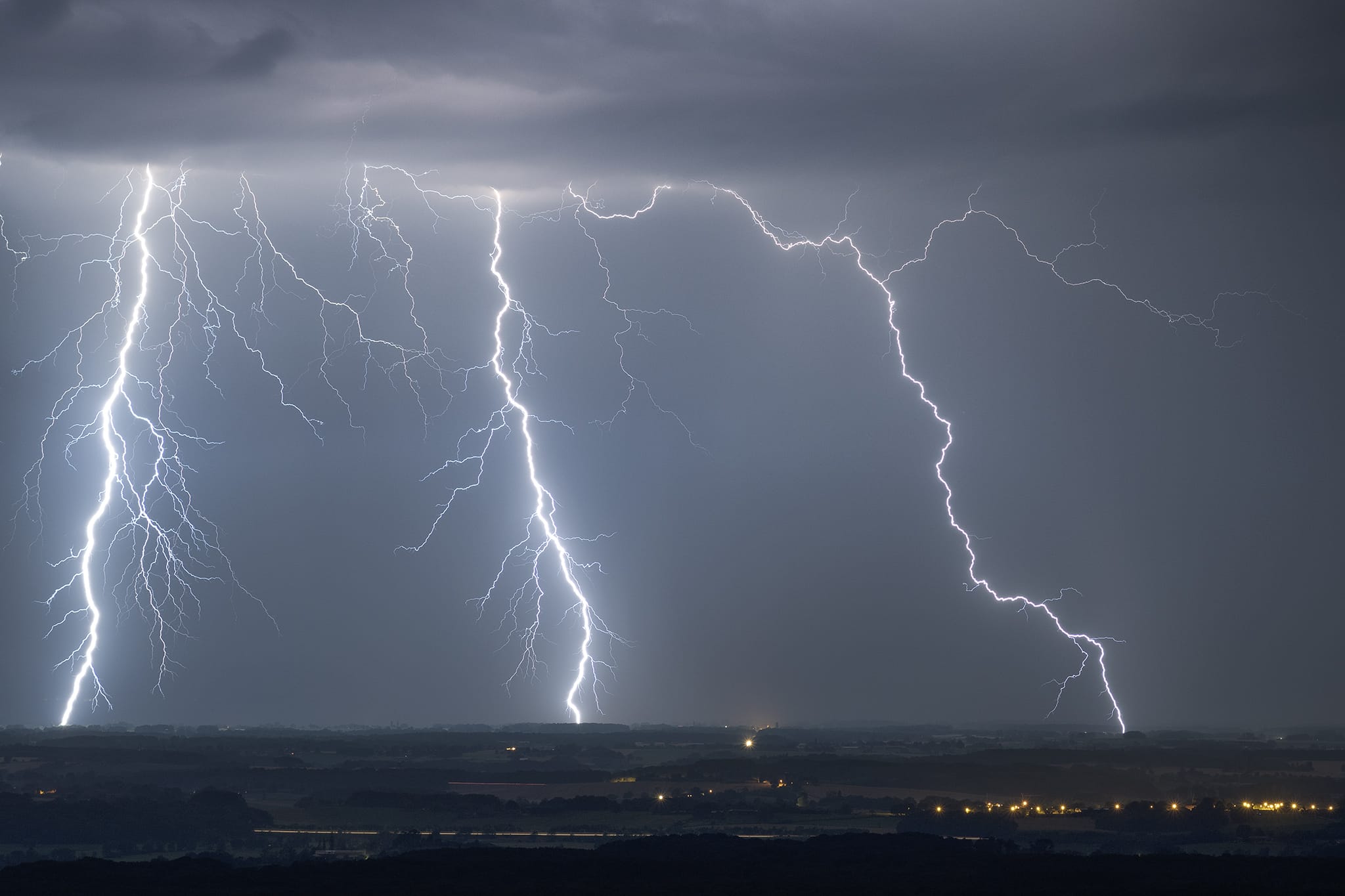 1 minute de foudre sous un orage naissant vu depuis le Jura - 07/07/2019 00:16 - Guillaume Scheib