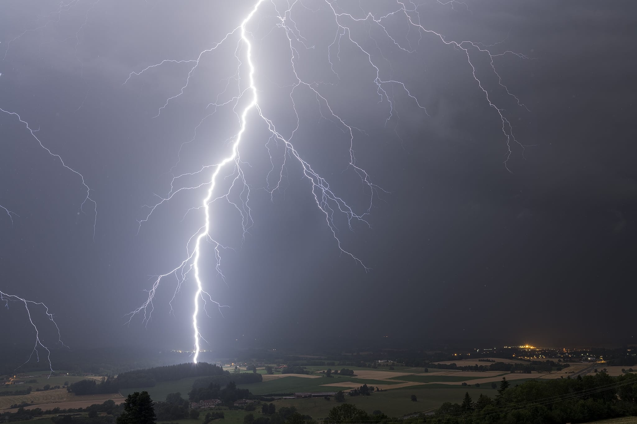 Coup de foudre relativement proche (1.6km) devant notre position. Photo prise au 28mm FF - 07/07/2019 00:32 - Guillaume Scheib