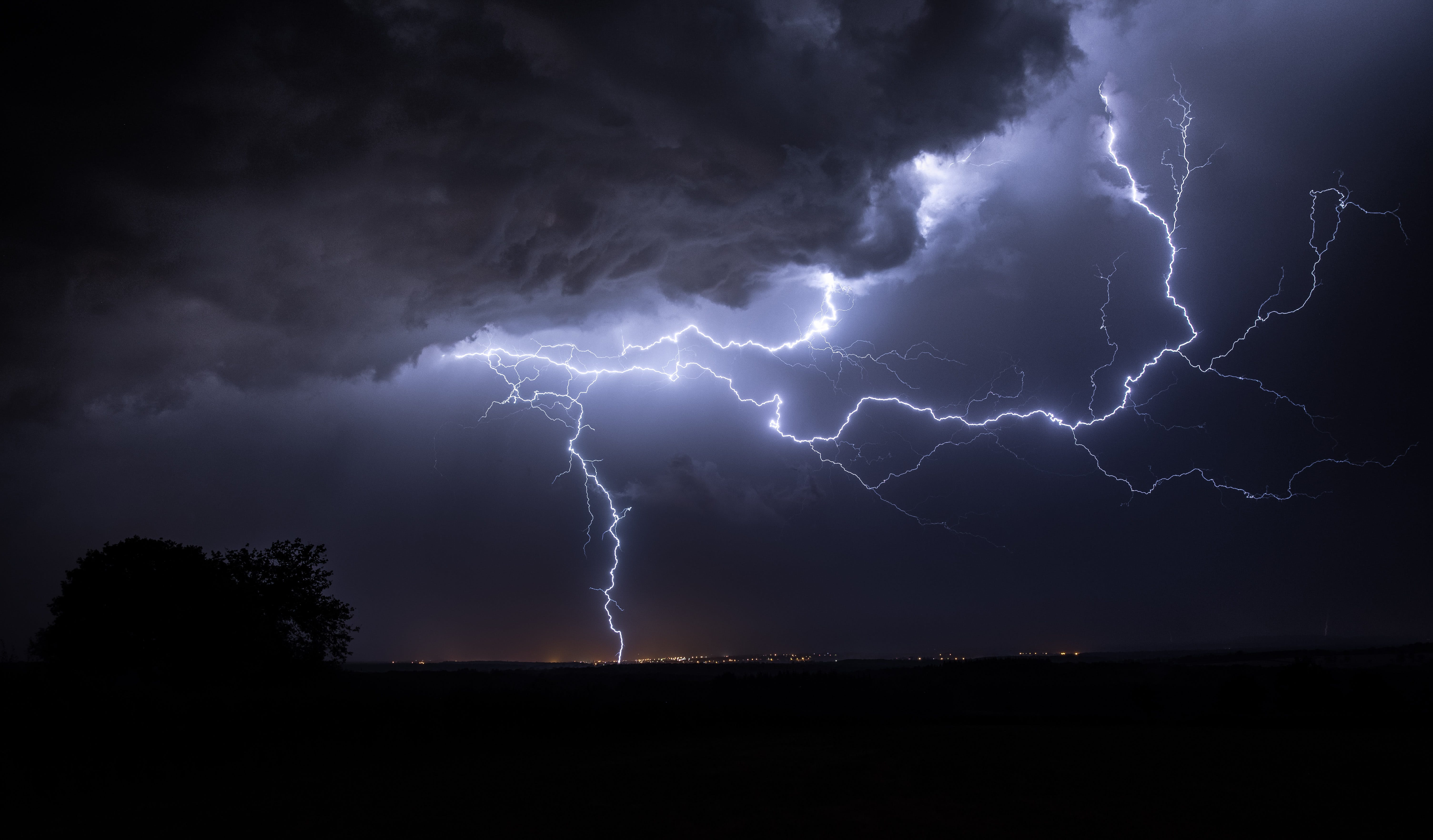 Nuit du 7 au 8 Août 2018 au Sud de Paray-le-Monial (71). Crédit photo @lescoleresduciel - 08/08/2018 00:40 - MAXENCE VERRIER