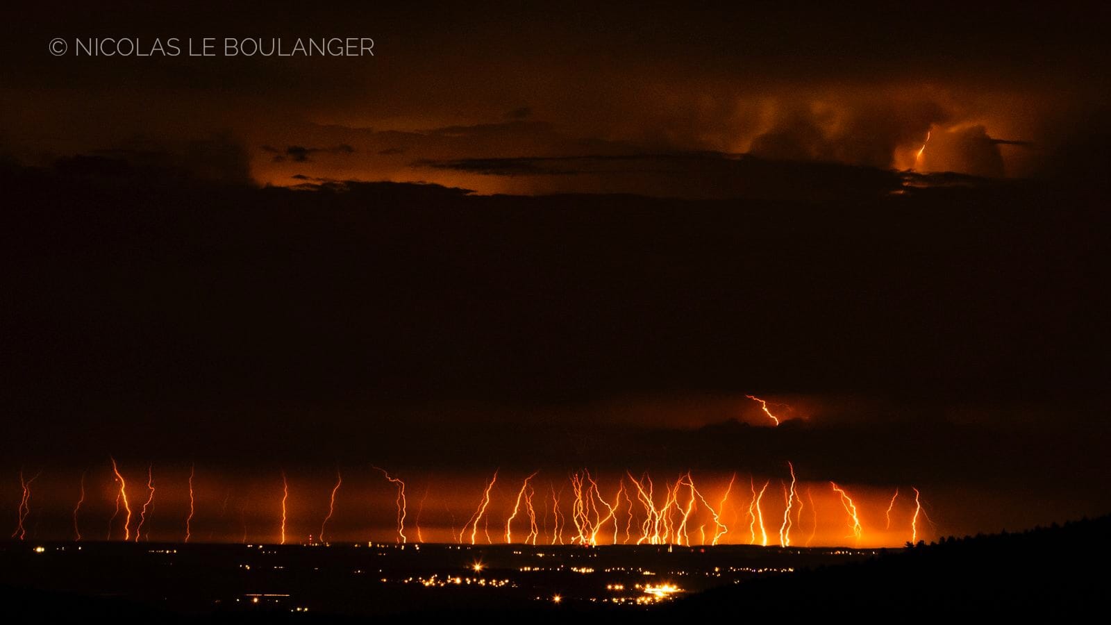 Orage stationnaire à la frontière franco allemande secteur Wissembourg(67) vu de Dabo à 80km. Compilation de 30 photos - 10/06/2018 22:29 - Nicolas Le Boulanger