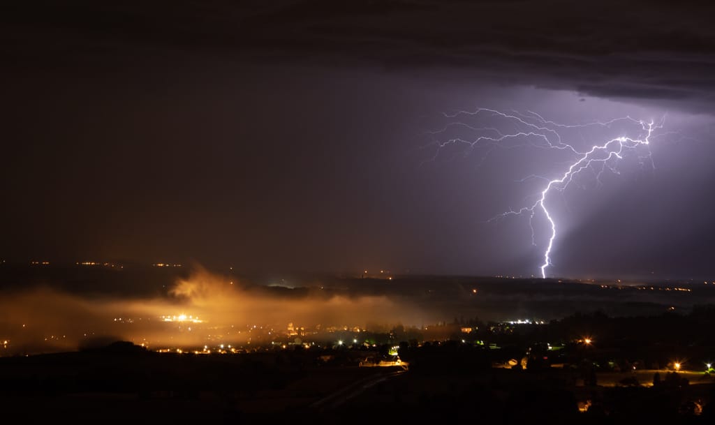Impact de foudre ramifié capté près du village de saint amour dans le Jura pris dans la brume lors des orages nocturnes de la nuit du 09 au 10 juin. - 10/06/2019 00:44 - Grégory Mozdzen