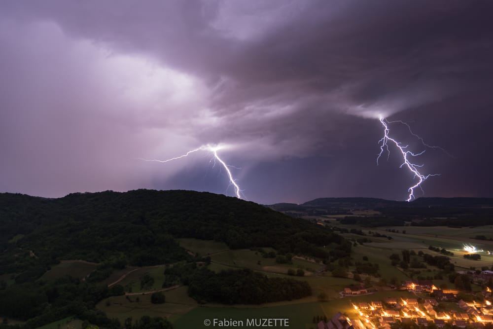 Après quelques 6 heures sur le terrain pour des orages qui restent très court pour la saison, de beaux ramifiés font leur apparitions, dont ceux présent sur cette photo, en direction de la Bresse, dans le secteur de Lons-le-Saunier - 10/06/2019 01:13 - Fabien Muzette