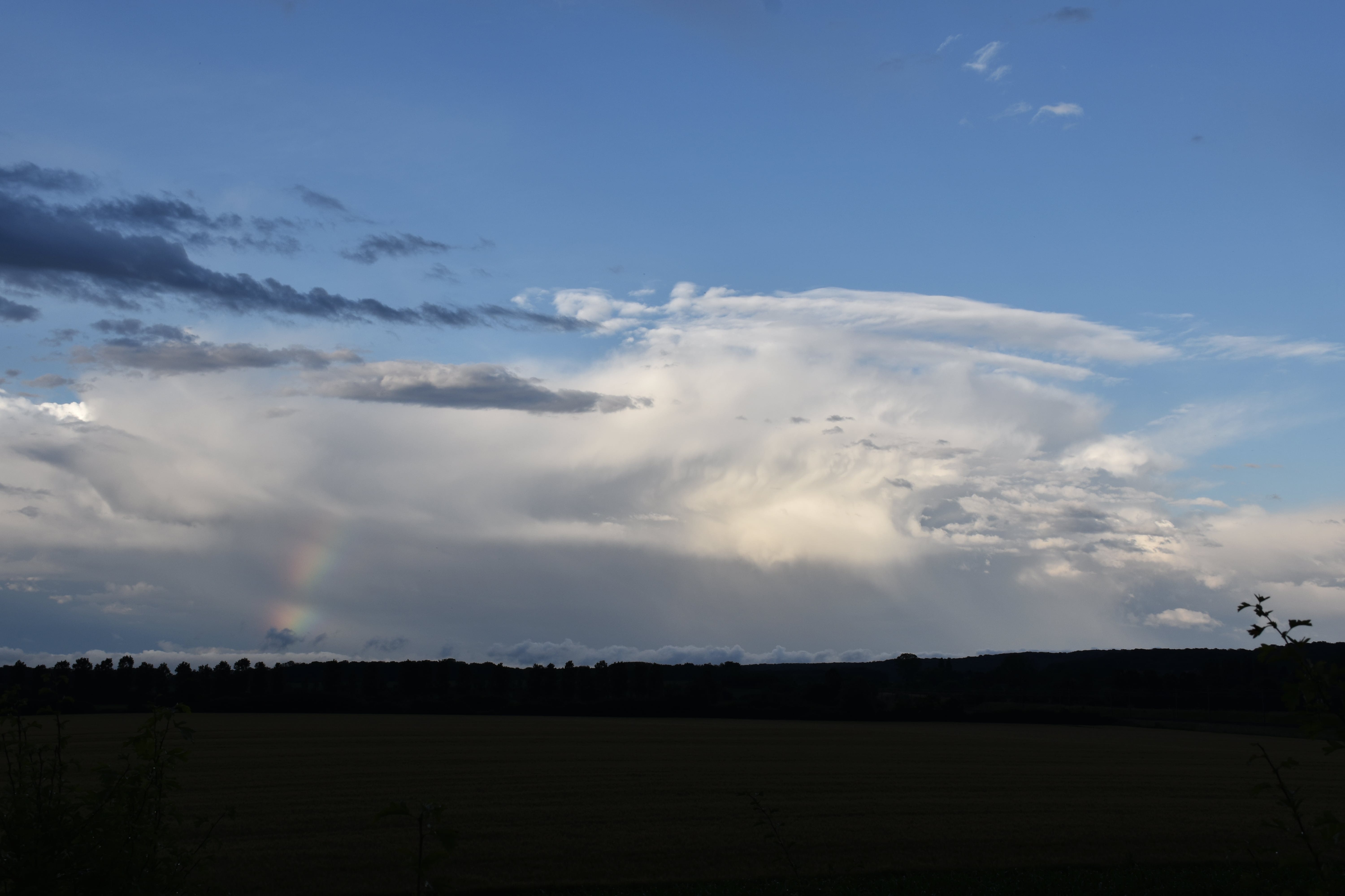 Cellule orageuse évacuant de la franche-comté direction les Vosges avec un léger arc-en-ciel - 12/06/2020 20:20 - Pierre Bichet