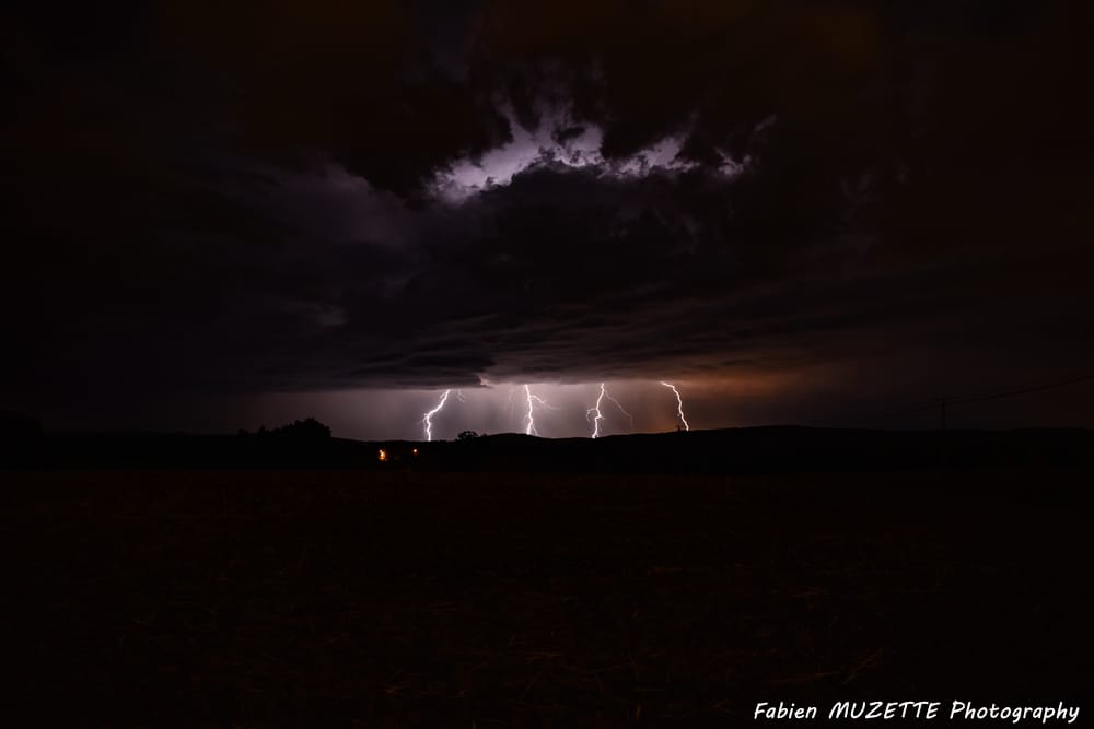 A l'approche du front froid sur la Côte Chalonnaise (71 - Saône-et-Loire - 13/08/2018 02:22 - FABIEN MUZETTE