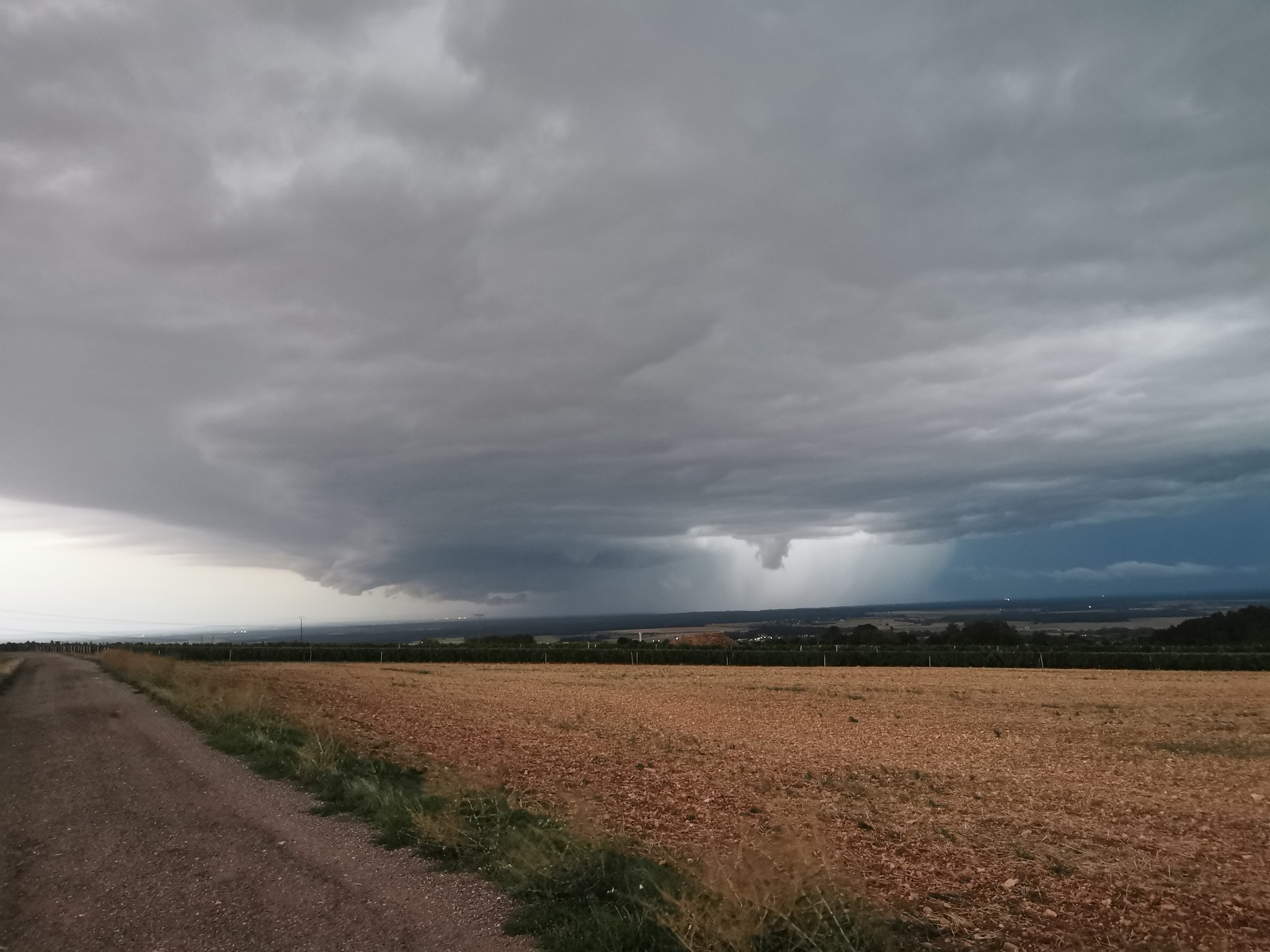 Magnifique supercellule au passage du val de Saône avec tuba - 13/08/2023 18:00 -  @baptcell