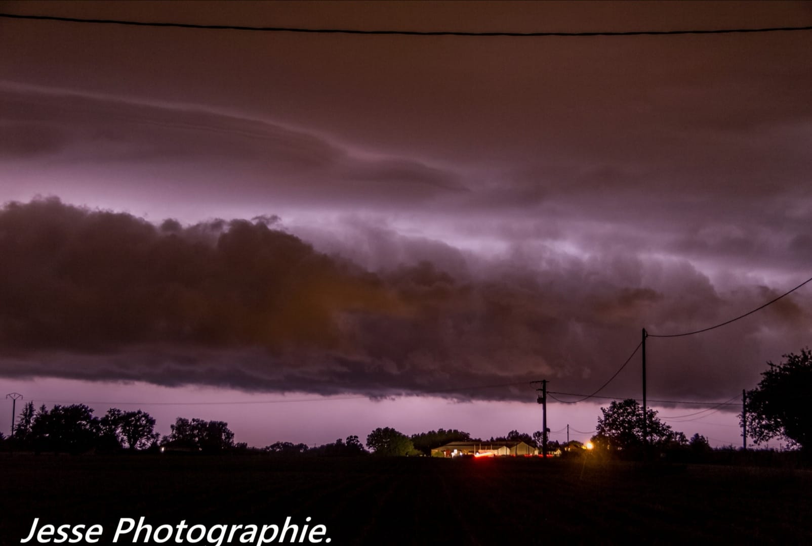 Arcus en Bourgogne dans la nuit du 14 au 15 juin 2019, plus précisément dans la Bresse à Romenay. J'ai pu voir se dessiner la structure nuageuse grâce à un intra-nuageux. - 15/06/2019 01:02 - Jesse Keller