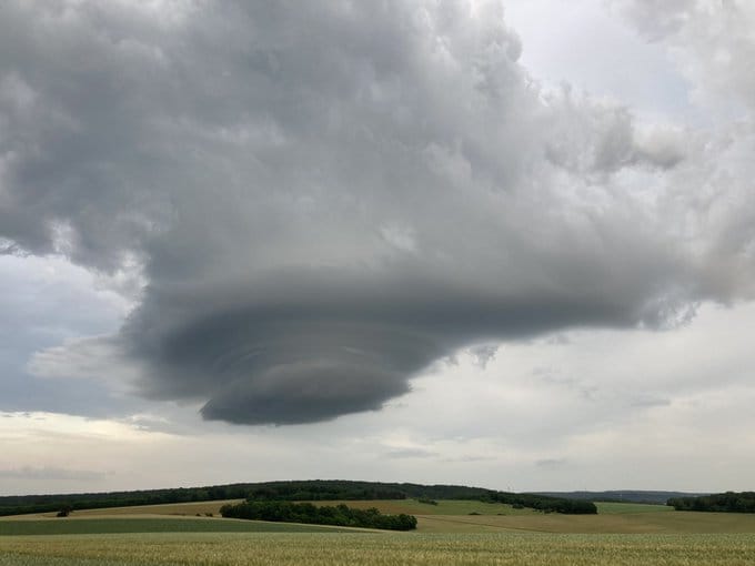 Structure supercellulaire vers Sens dans l'Yonne - 17/06/2021 20:00 -  @cody_urbex