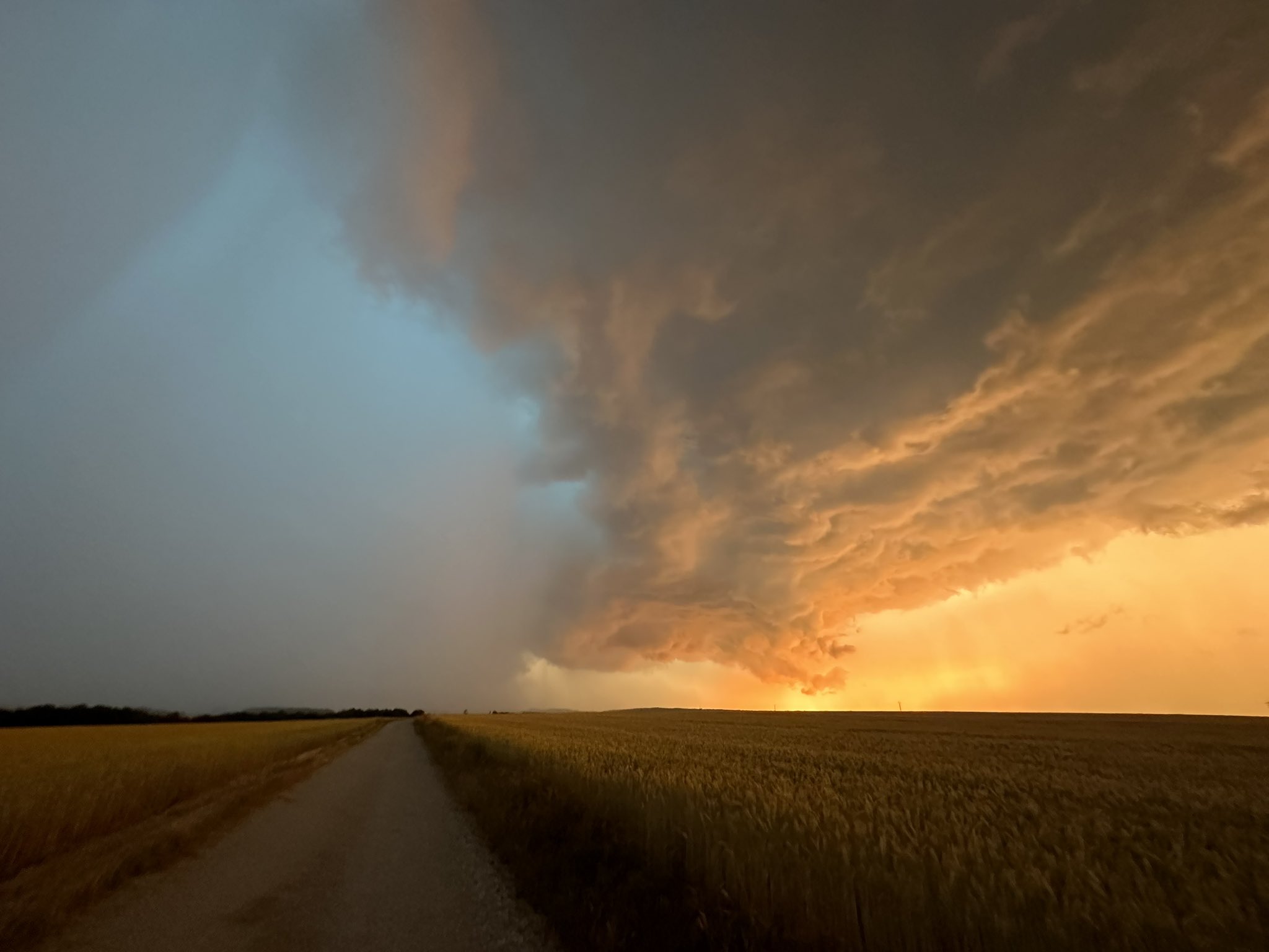 Cette couleur bleue, caractéristique de la présence de grêle dans l’orage. La dernière fois que j’ai vu un bleu si prononcé, c’était au Texas! Aujourd’hui c’était à côté de Montbard, en Côte-d’Or (photos brutes, non retouchées) - 18/06/2023 22:00 -  @cody_urbex