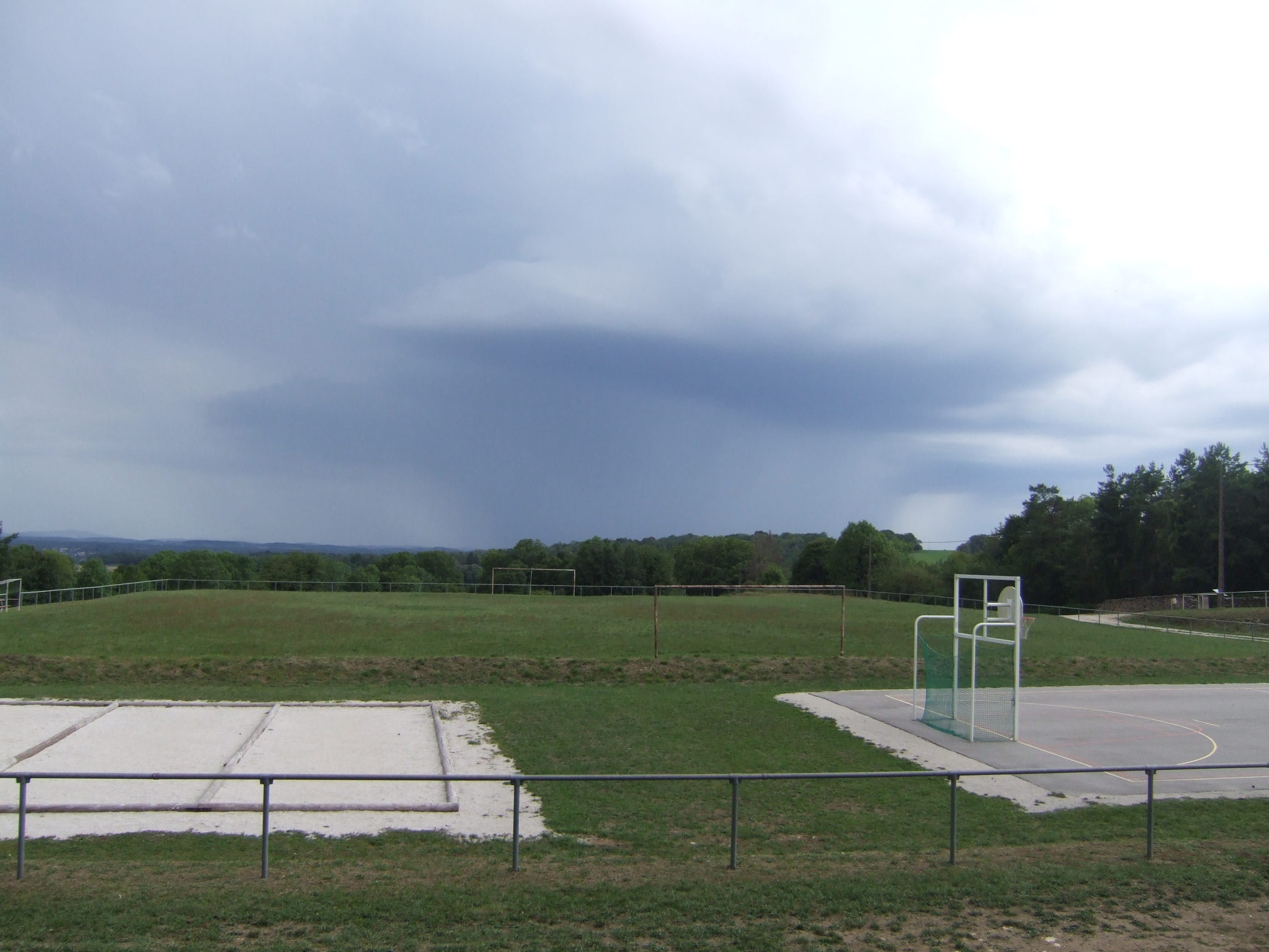 Arrivée d'un système orageux muticellulaire avec grêle, pluie et rafales de vent dans la vallée de l'ognon près de Besançon. - 19/08/2019 19:30 - Alban NALLET