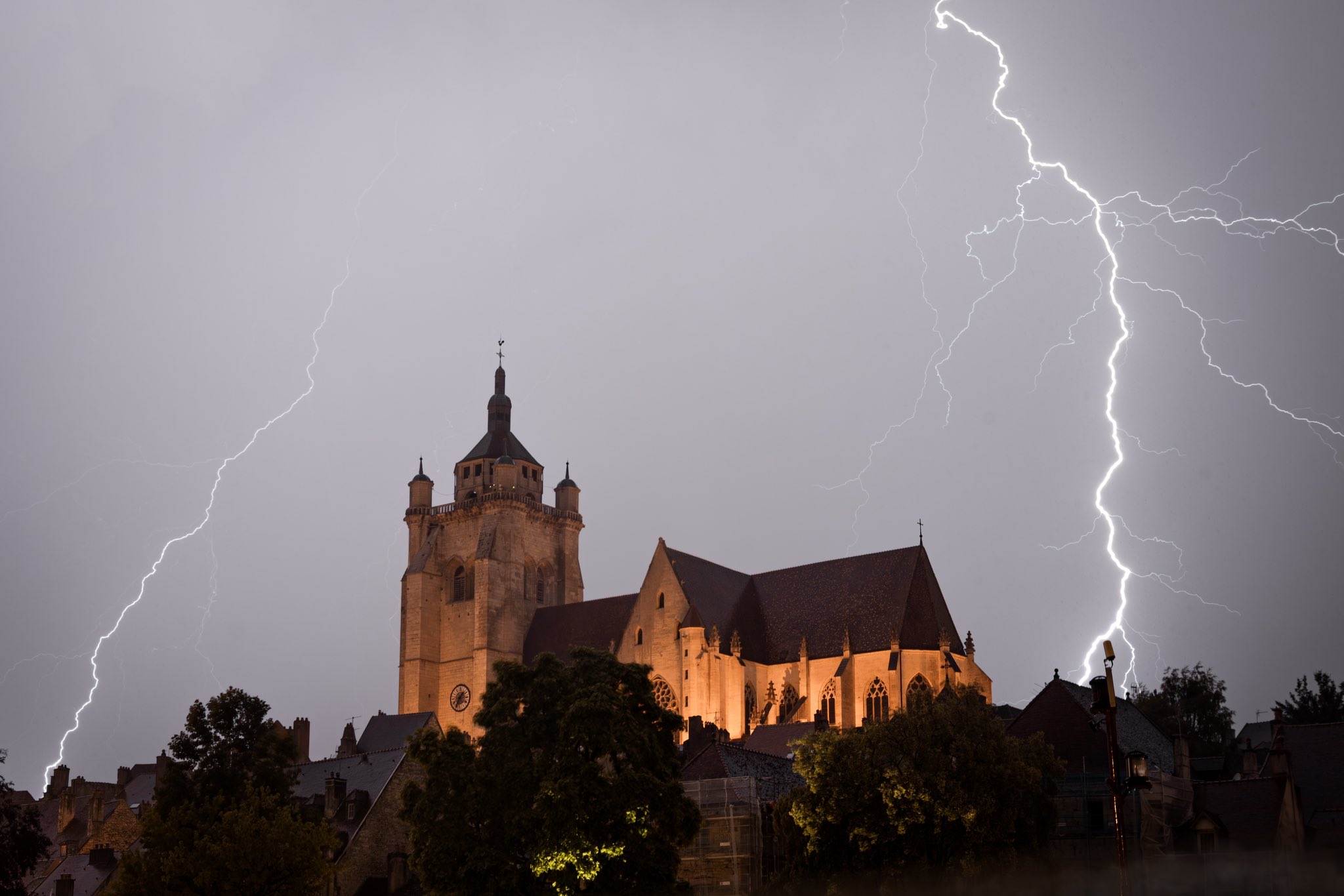 La Collégiale de Dole (Jura) a manqué de se faire foudroyer cette nuit ! - 21/06/2023 01:00 -  @cody_urbex