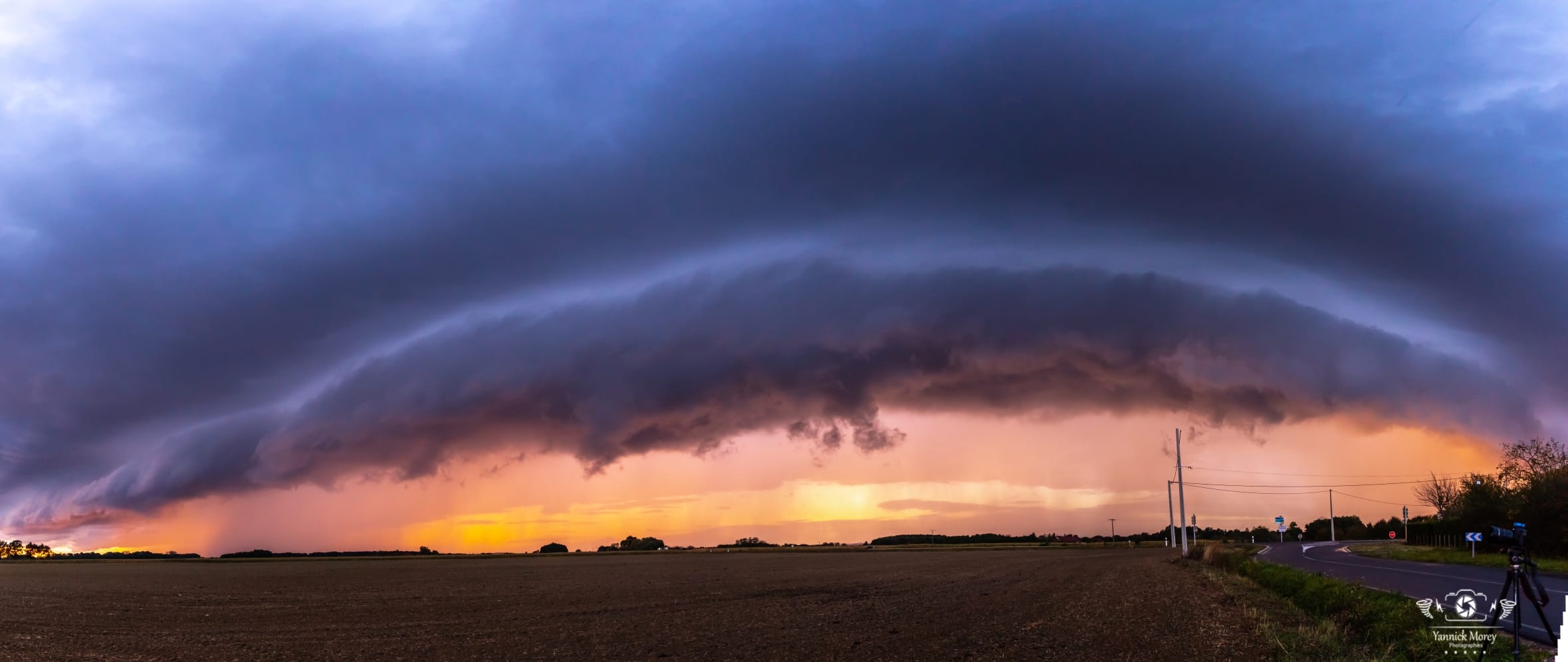 >> Arcus majestueux en terre Bressane !

Plusieurs averses ont traversé le département cet après-midi sur le département. En soirée, c’est un système convectif linéaire non orageux, mais très esthétique, qui a traversé le département d’Ouest en Est.
A l’avant, un splendide et très long arcus (environ 55 km de long !) est venu souligner un coucher de soleil aux couleurs automnales !

Un combo magnifique ???? ! - 24/09/2019 19:52 - Yannick MOREY