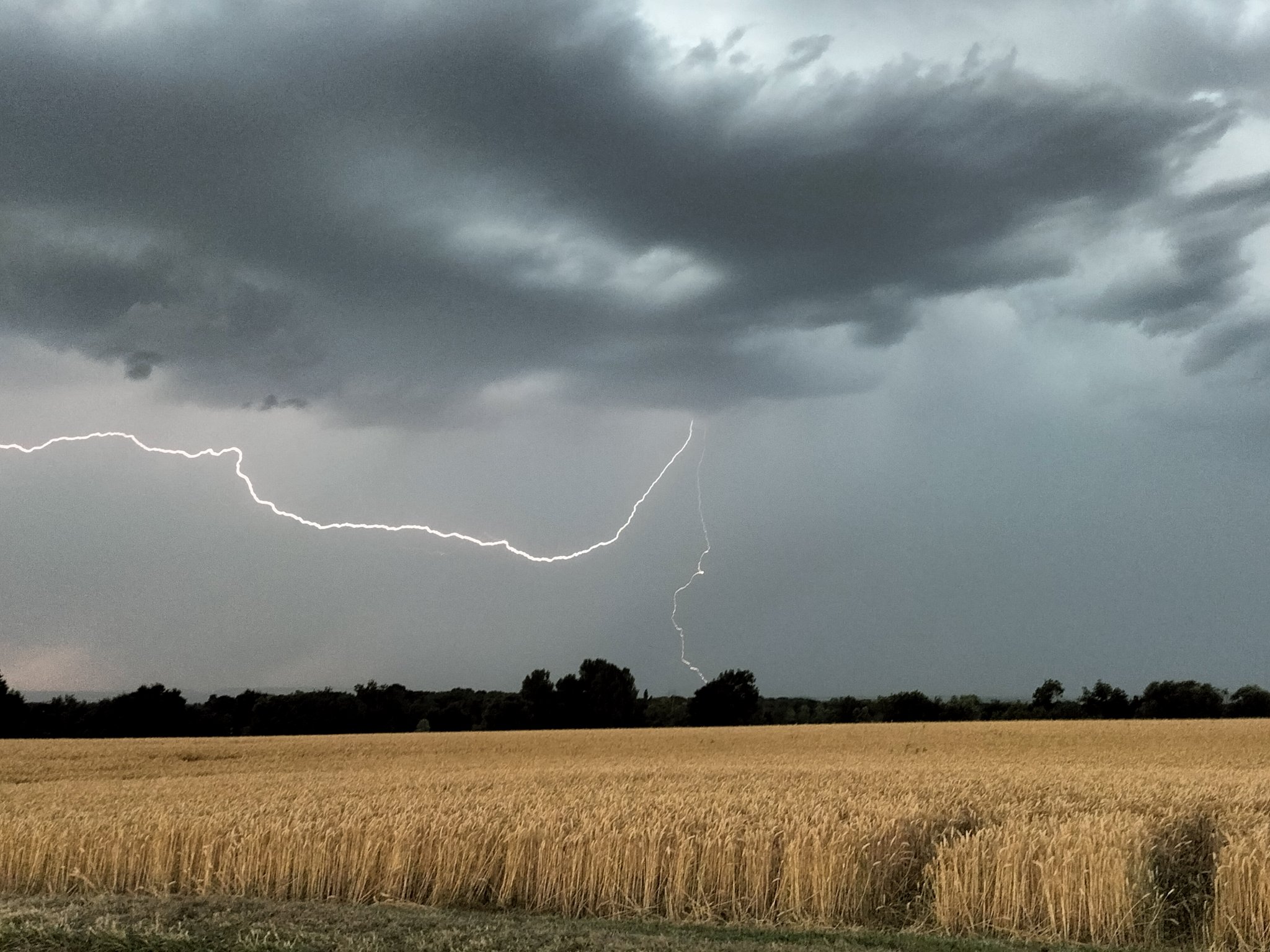 Cet orage qui est passé sur Dijon ce soir a donné de nombreux impacts de foudre. - 25/06/2025 20:00 - Jens LACORNE