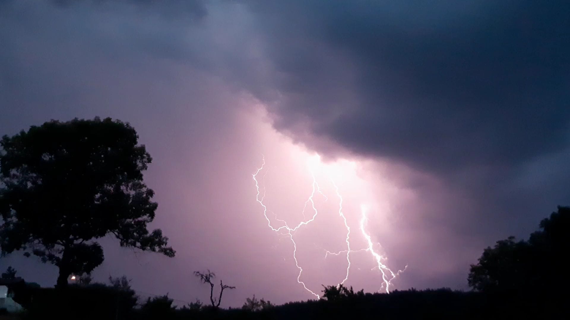 Orage à proximité de Choux dans le haut Jura. Son activité électrique était soutenue. - 26/07/2019 21:40 - Benjamin LELEU