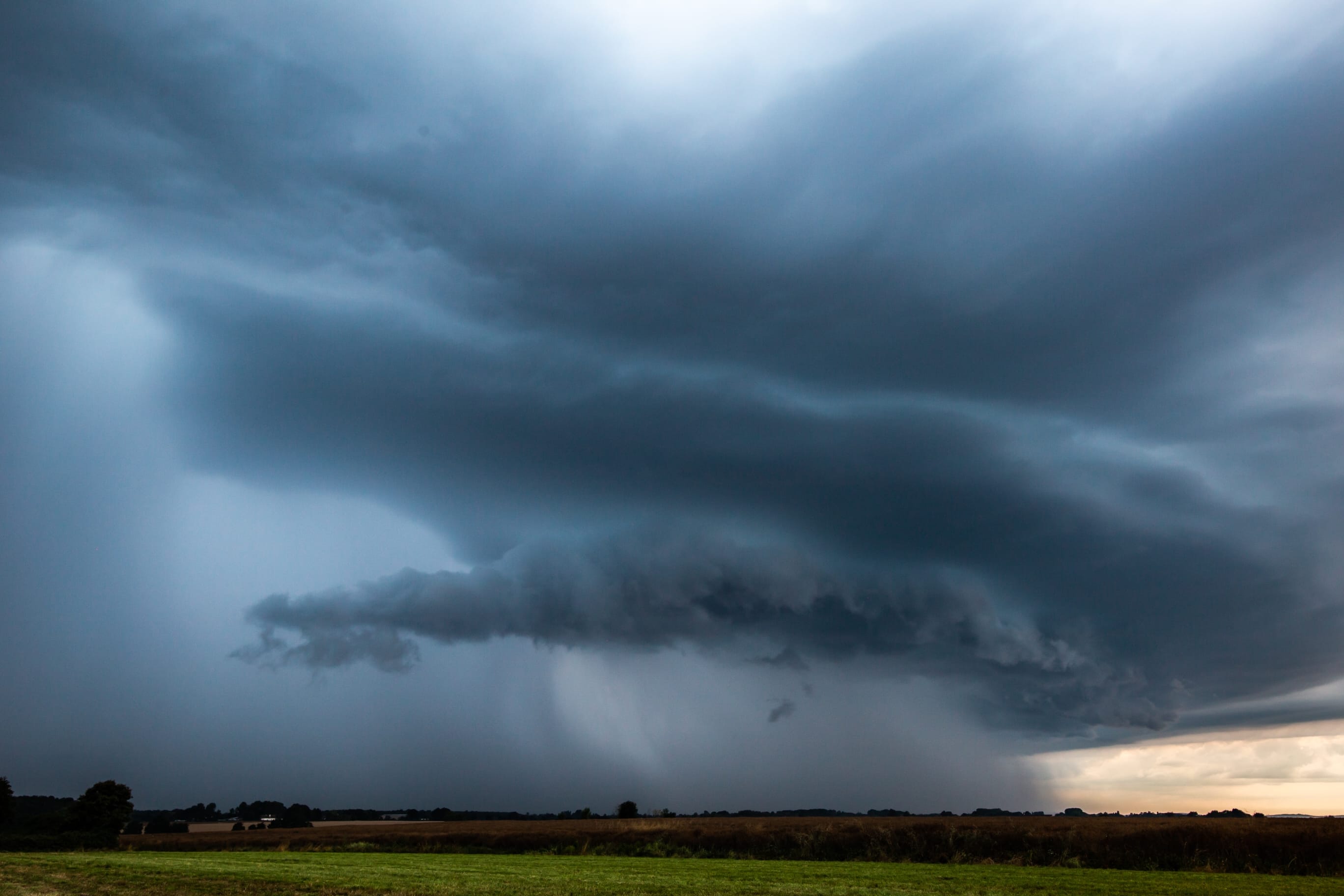 Belle ambiance hier soir du coté de Saint-Germain-Du-Plain en Bresse, avec cet arcus à l'avant d'un Système orageux bien pluvieux et assez venteux arrivant du Mâconnais et se dirigeant vers le Jura. - 27/06/2020 22:00 - yannick morey