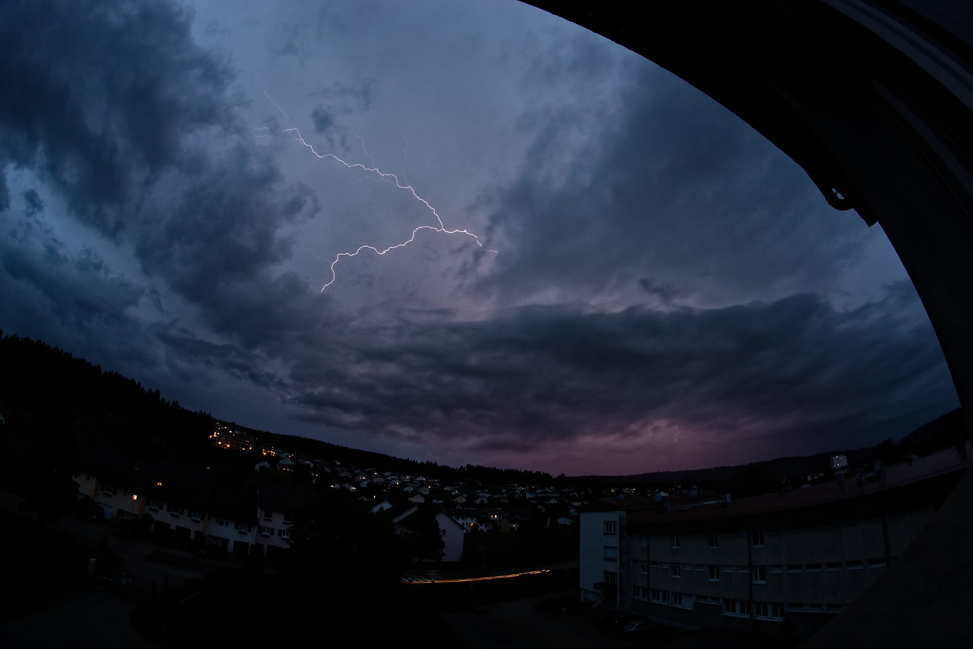 Un orage très électrique s'est déclaré un peu au sud de Pontarlier vers 21h. Beaucoup d'éclair intra-nuageux, mais aussi de beaux extra-nuageux. - 27/05/2018 21:26 - Rossetto Nicolas