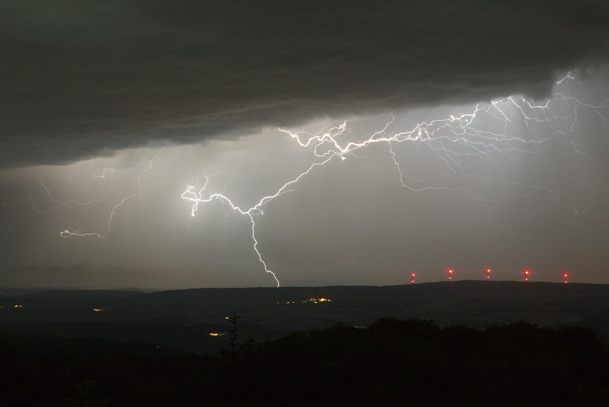 Impact de foudre et inter-nuageux à Laviron, Doubs. - 28/05/2018 23:15 - Clement Eustache