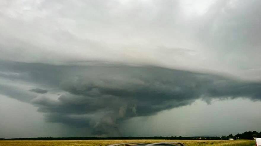 Supercellule sur Givry/Buxy et Vallée des Vaux. Assez stationnaire. Source Photo : Gilles Platret (Maire de Chalon-sur-Saone) - 30/05/2018 17:30 - Fabien MUZETTE