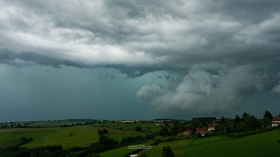1ere photo de l'orage qui a sévi près de Chalon-sur-saône ce mercredi 30 mai. Nuage mur se disloquant - 30/05/2018 17:30 - Mathieu Descombes Photographie