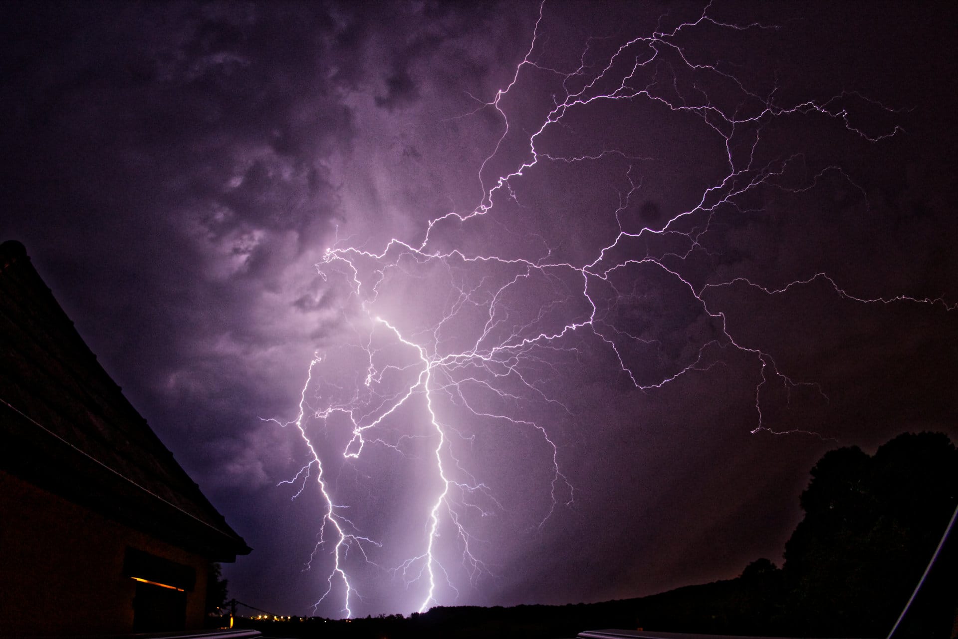 2 éclairs ramifiés, visibles en direction du Sud-Est depuis Jouhe (Jura)
Vus depuis ma nouvelle fenêtre de toit. - 31/07/2020 23:00 - Nicolas Rossetto