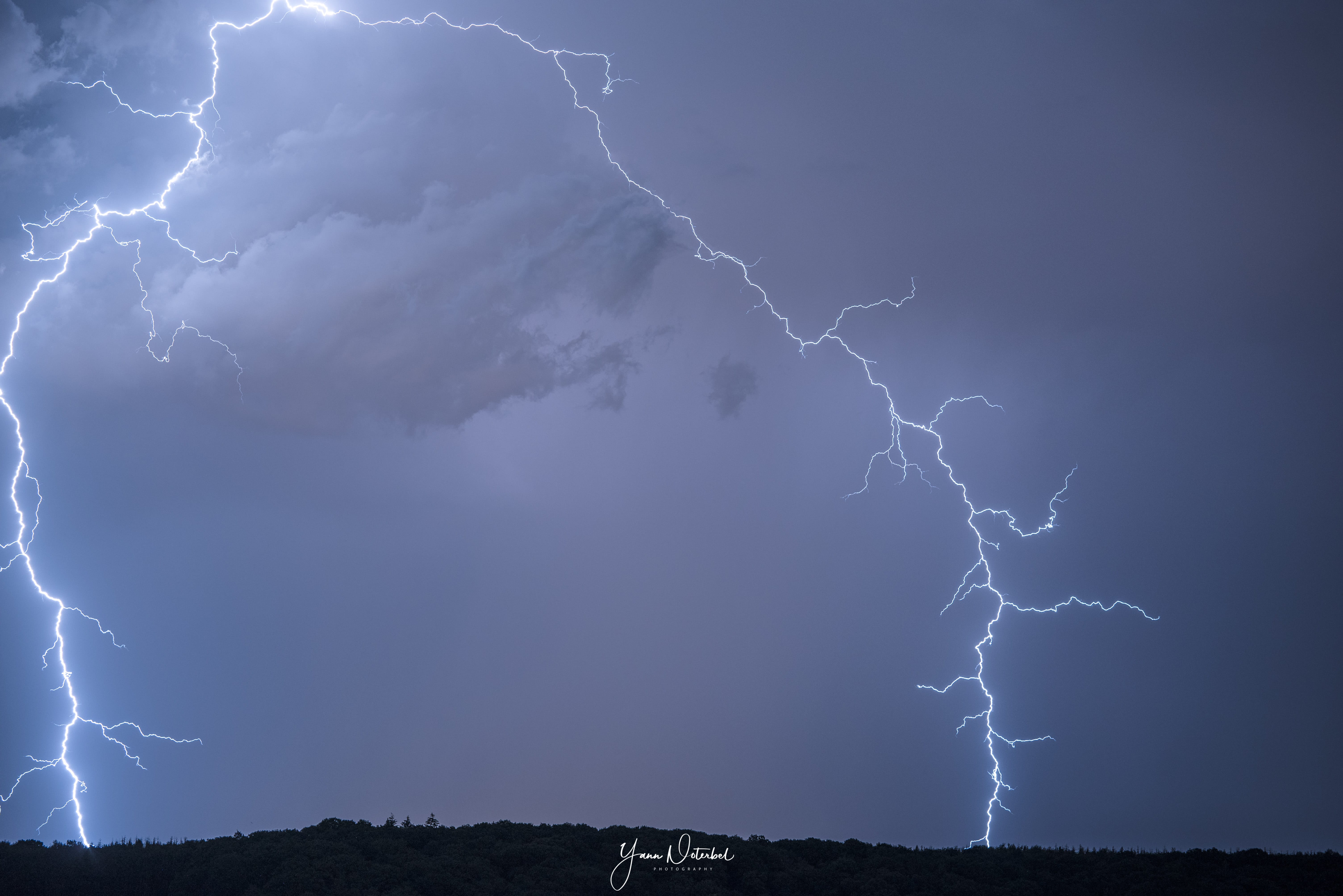 Orage naissant au sud de la ville de Sens - 31/07/2020 00:30 - yann Noterbel