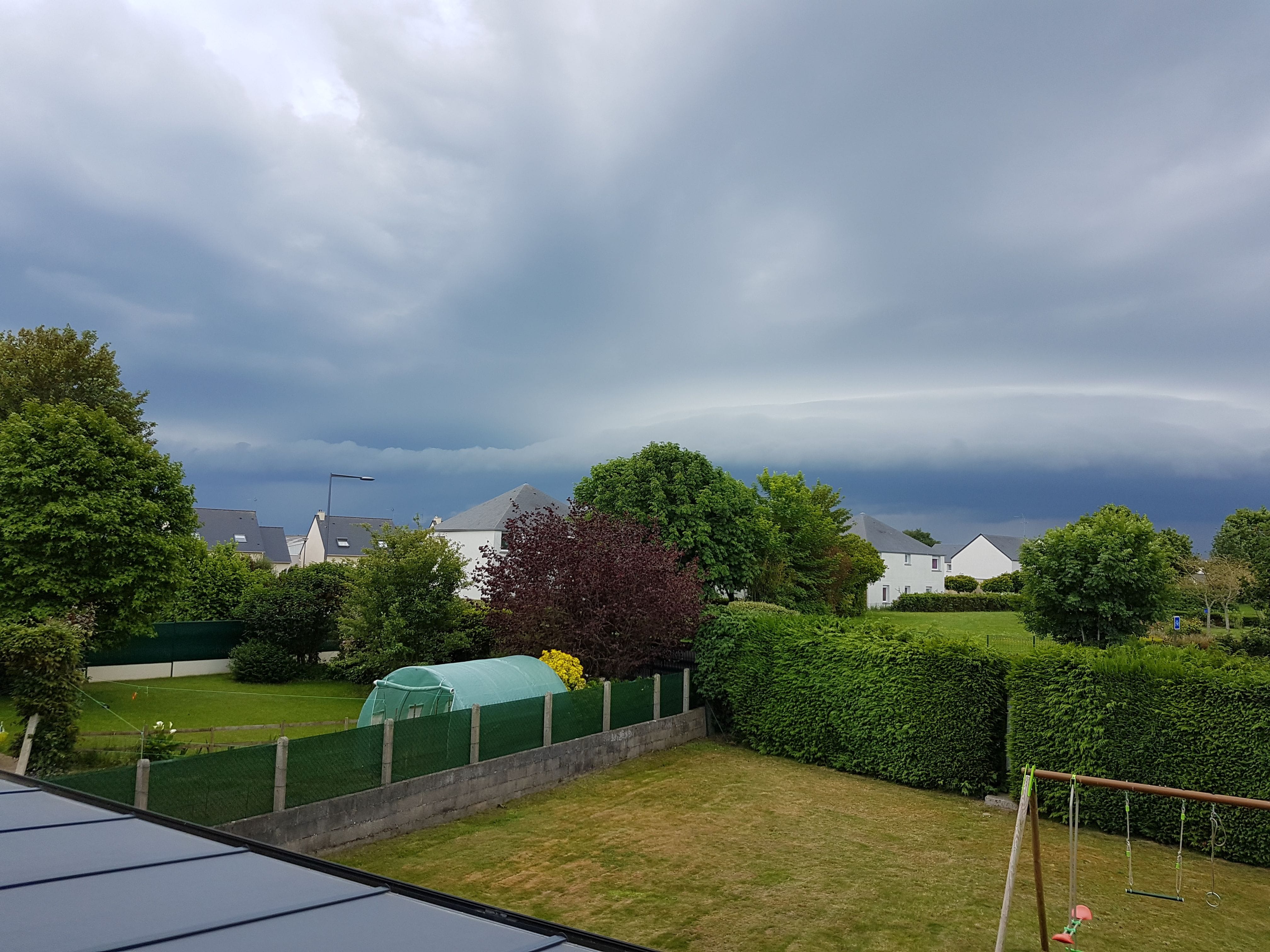 L'orage arrive.... 1h00 après 27.8 mm déversés sur la commune (22440 Trémuson) - 03/06/2018 18:07 - Stephane BARTEAU