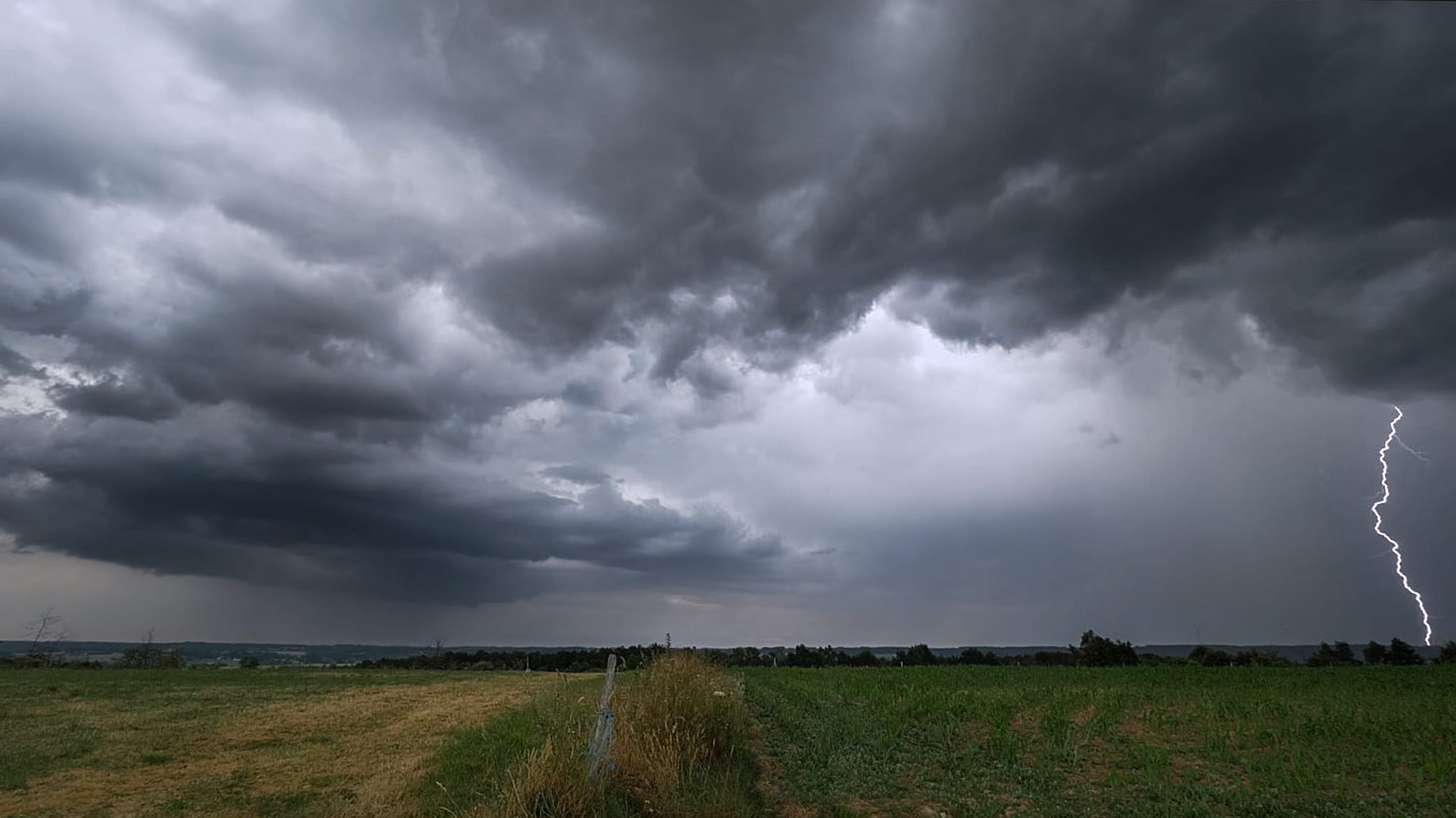 Orage en Bretagne, 16h30 je 03 juin. - 03/06/2020 16:30 - CHRIS RUSSO