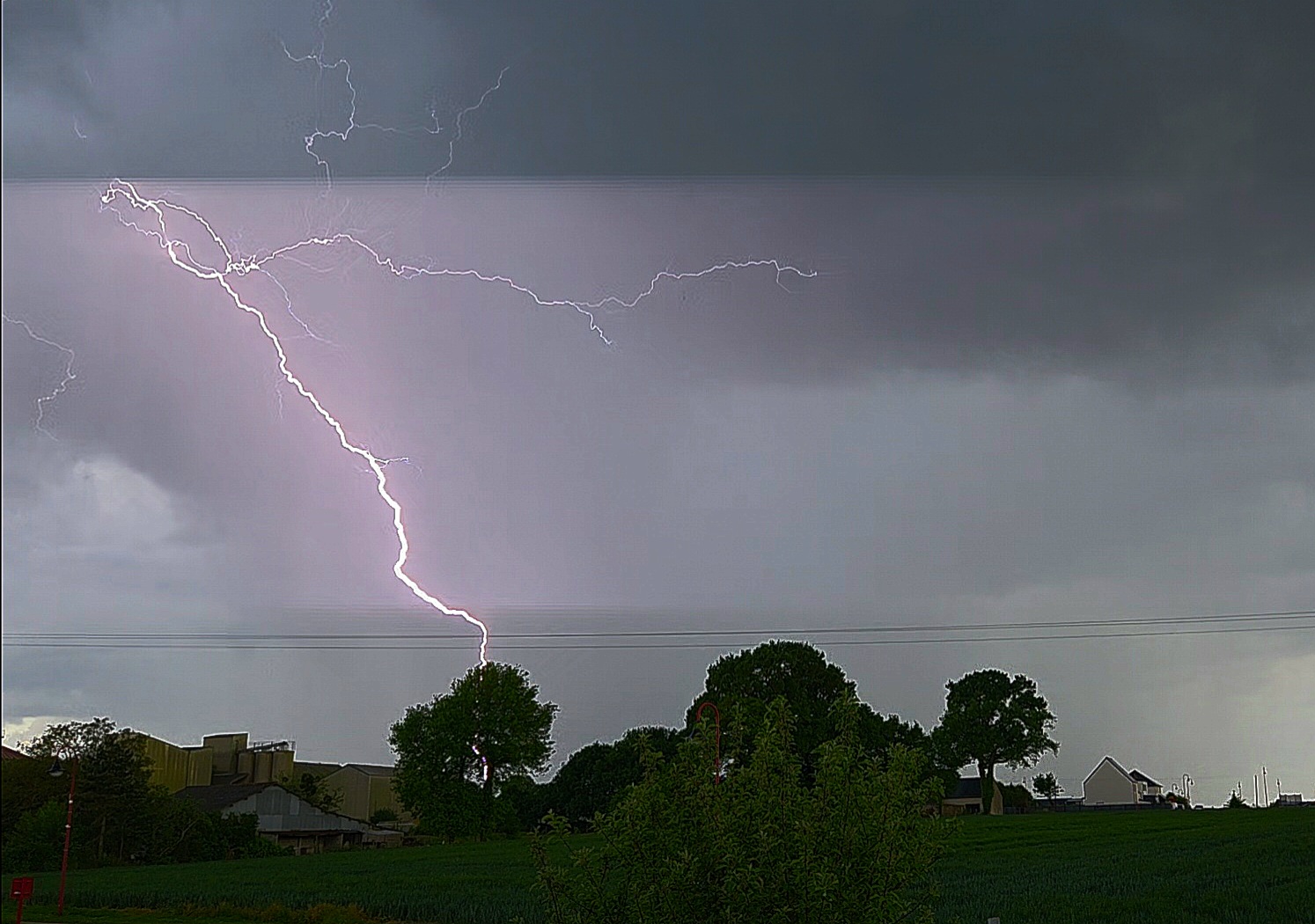 De beaux orages en soirée après une journée agréable avec du soleil et des nuages, 2 puissantes averses de pluies sont tombé à Cornillé près de Vitré - 03/05/2025 19:29 - Johann Baron