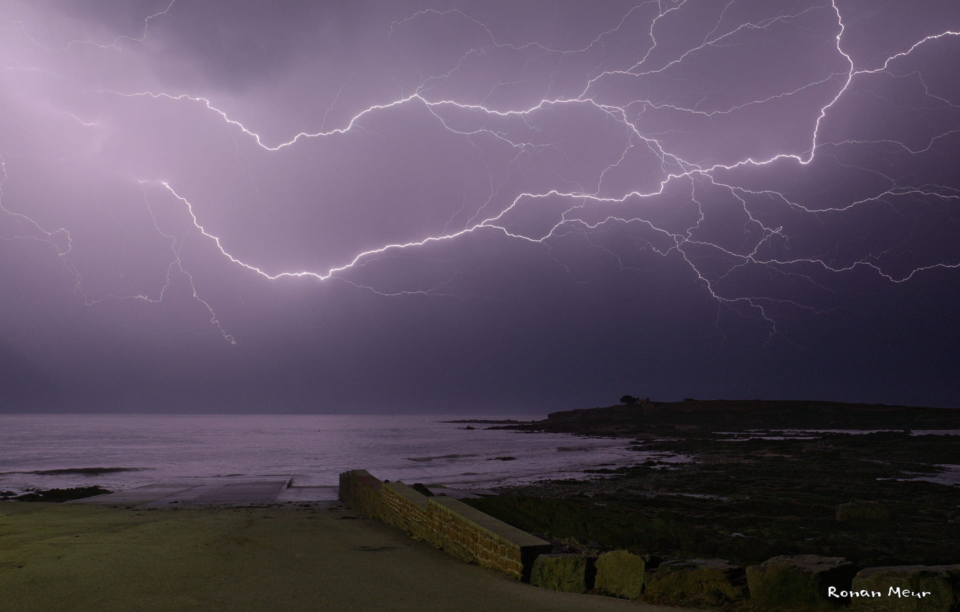 Intranuageux lors d'un orage isolé au large de Raguénez (29) - 07/04/2018 01:23 - Ronan Meur