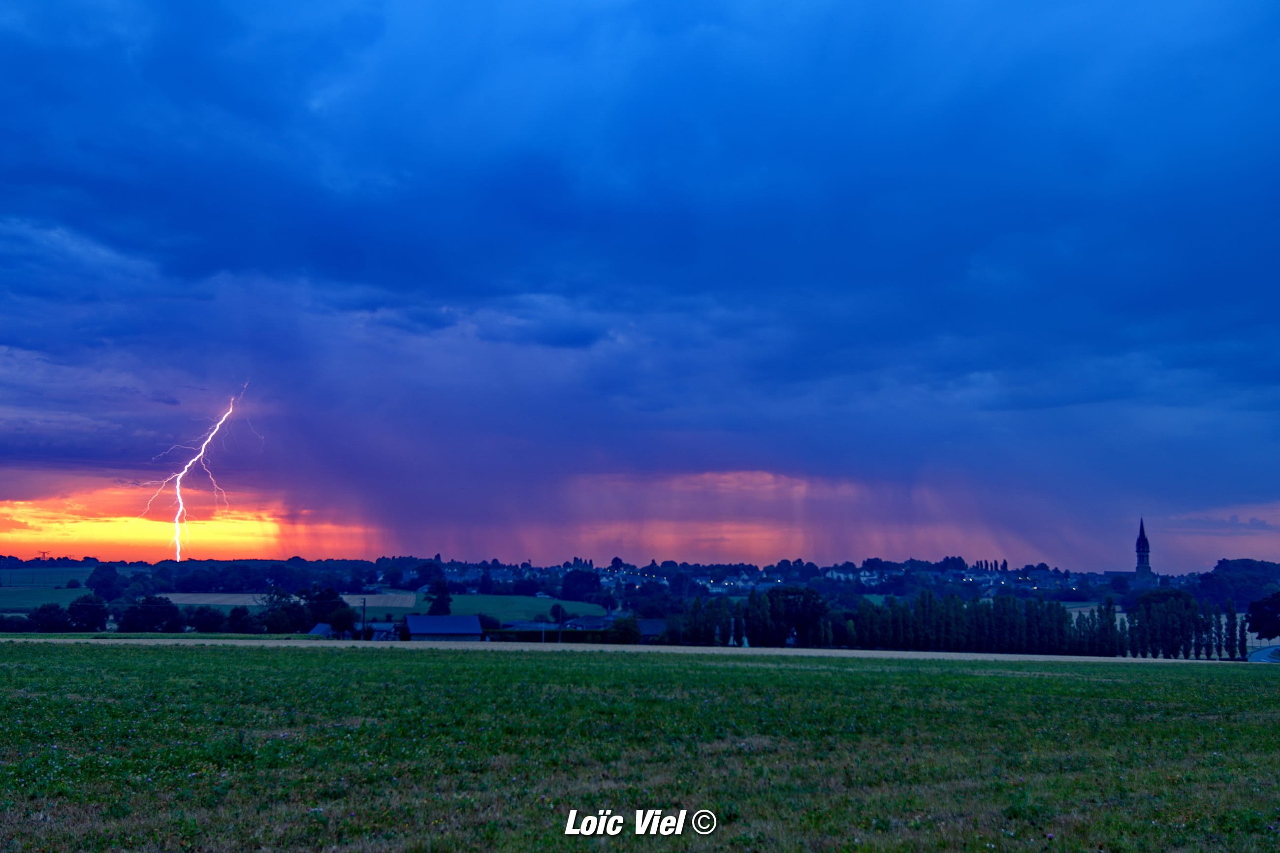 La foudre qui vient transpercer ce ciel flamboyant sur la commune de Domalain (35) - 08/08/2020 07:20 - Loïc VIEL