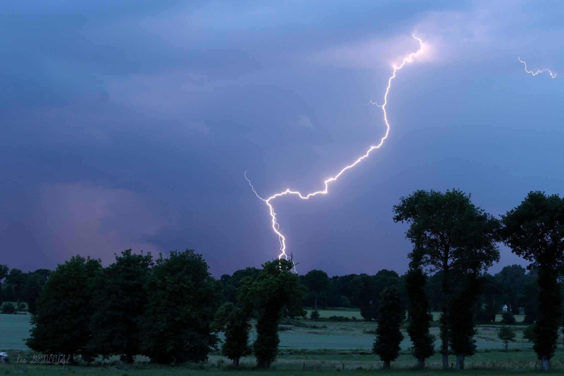 Photographie prise sur la commune de Saint-Domineuc (35). Il s'agit d'un éclair extranuageux, hors de la zone de précipitations et à l'arrière de la cellule. - 08/06/2018 22:47 - Léo Denoual