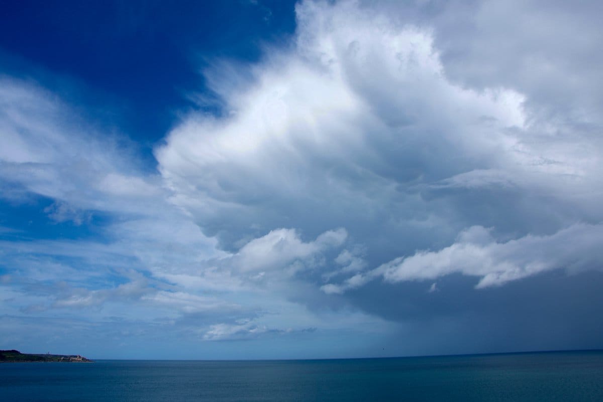 Cumulonimbus au-dessus de la Manche, ici dans la baie de Saint-Malo. Des mammatus sont visibles au centre de la structure nuageuse. - 08/05/2019 15:00 - Kévin FLOURY