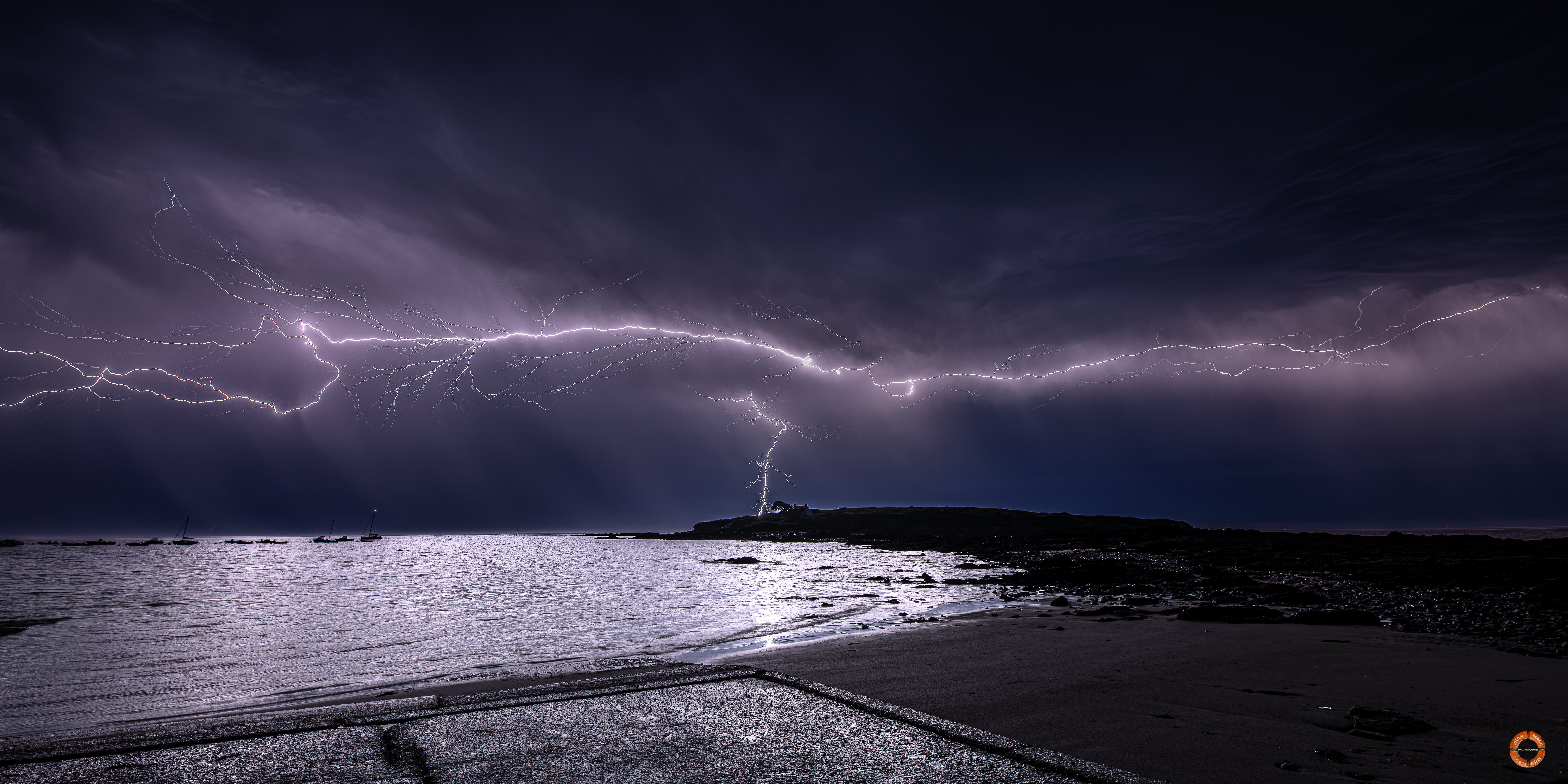 Cellule orageuse au large du Finistère sud (cale de Raguénes à Névez)en août dernier. (Nikon D850  Nikon 14/24 f2.8mm tps pose: 13s, Iso: 31, ouverture: f/8 - 10/08/2023 03:55 - Jean Marc CEVAER