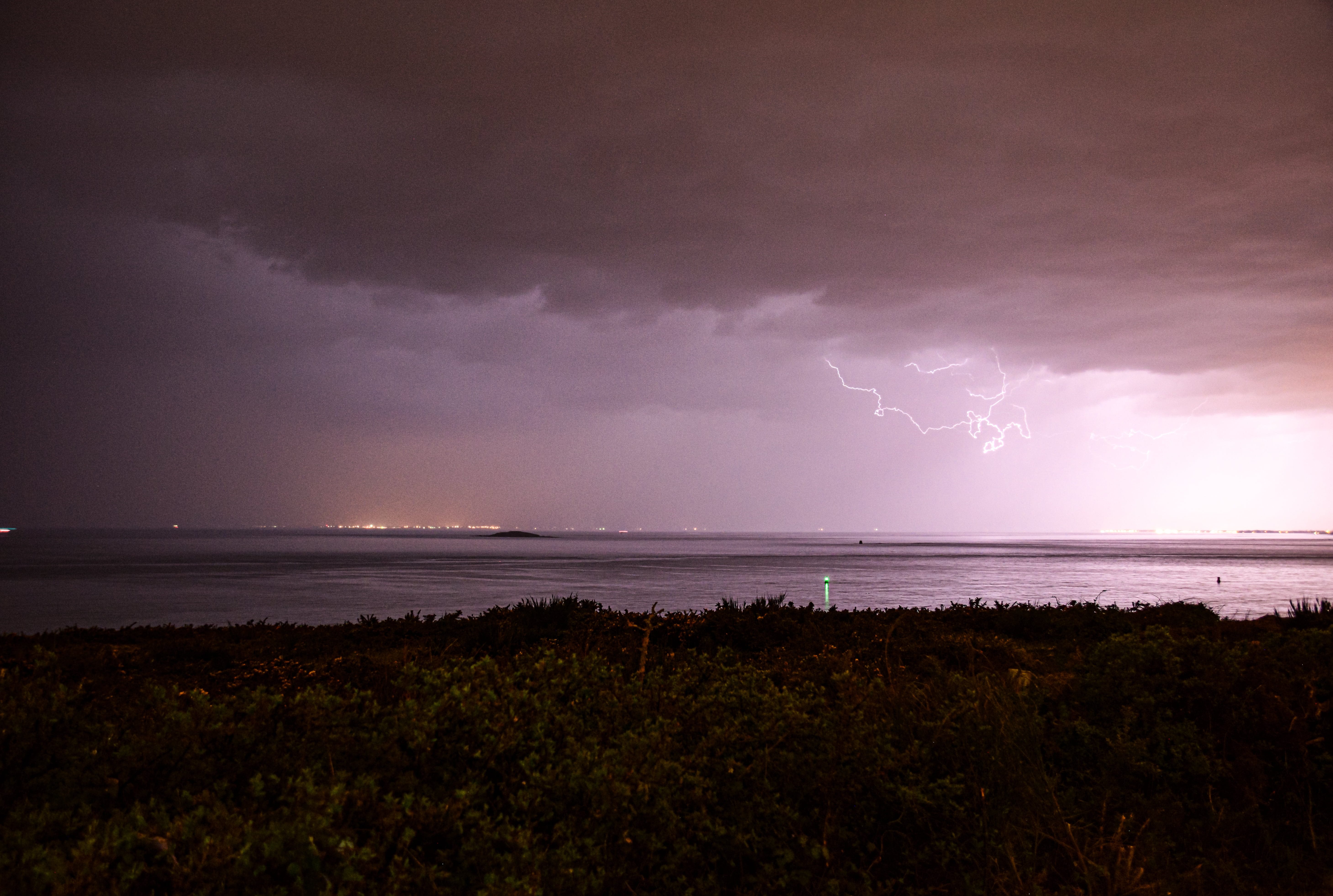 Orage sur le presqu’île de Quiberon ce 11 avril 2022 à la tombée de la nuit. Début de saison assez timide, mais c’est ma première photo d’orage de l’année ! - 11/04/2022 23:40 - Jules Créteur