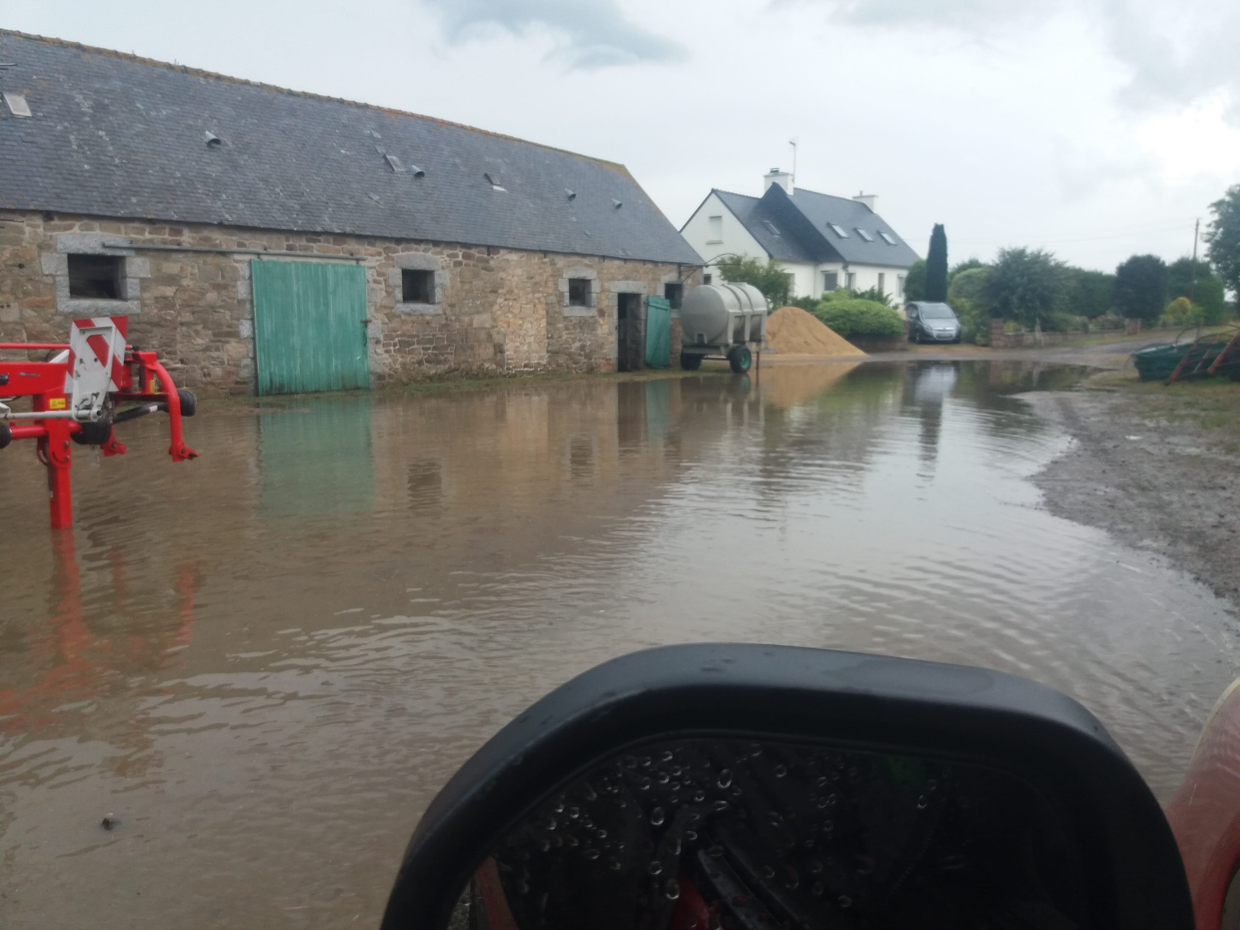 gros orage qui a donné beaucoup d'eau en peu de temps - 12/08/2020 17:00 - Ronan Guernion