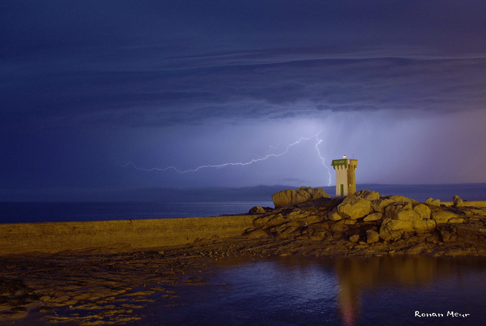 Orage matinal au large du port de Trévignon, sud Finistère (29) - 13/09/2016 08:45 - Ronan Meur