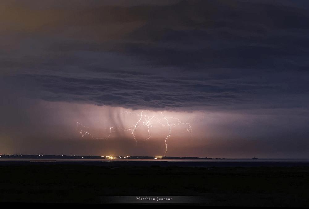 Orages dans la baie du Mont Saint-Michel vus depuis Cancale (35). - 14/09/2016 04:00 - Matthieu JEANSON