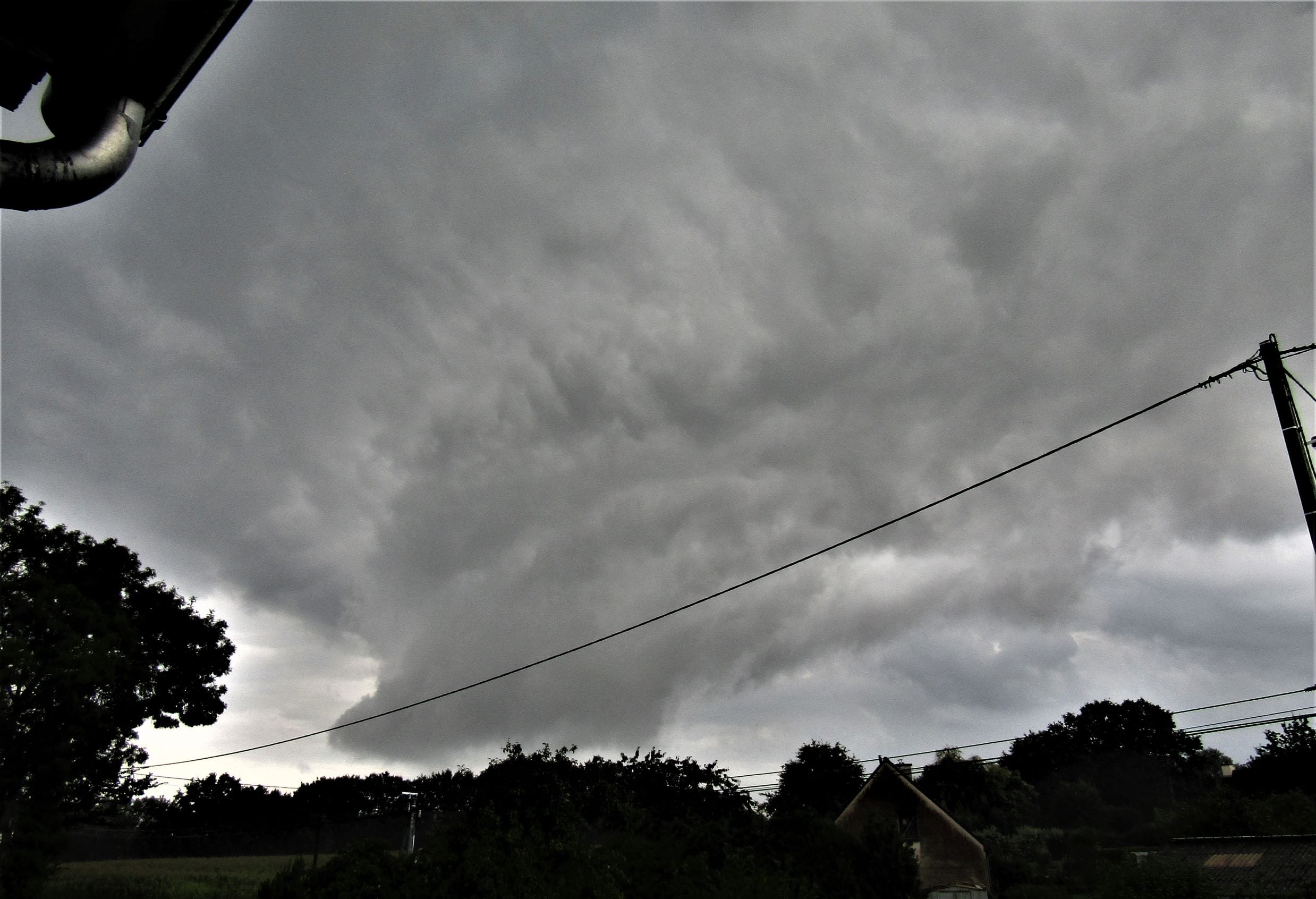 Nuage mur rotatif bien développé à l'arrière d'une cellule très pluvieuse. Saint-André-des-Eaux (SO d'Evran). - 14/09/2021 16:32 - Mathieu Taillade