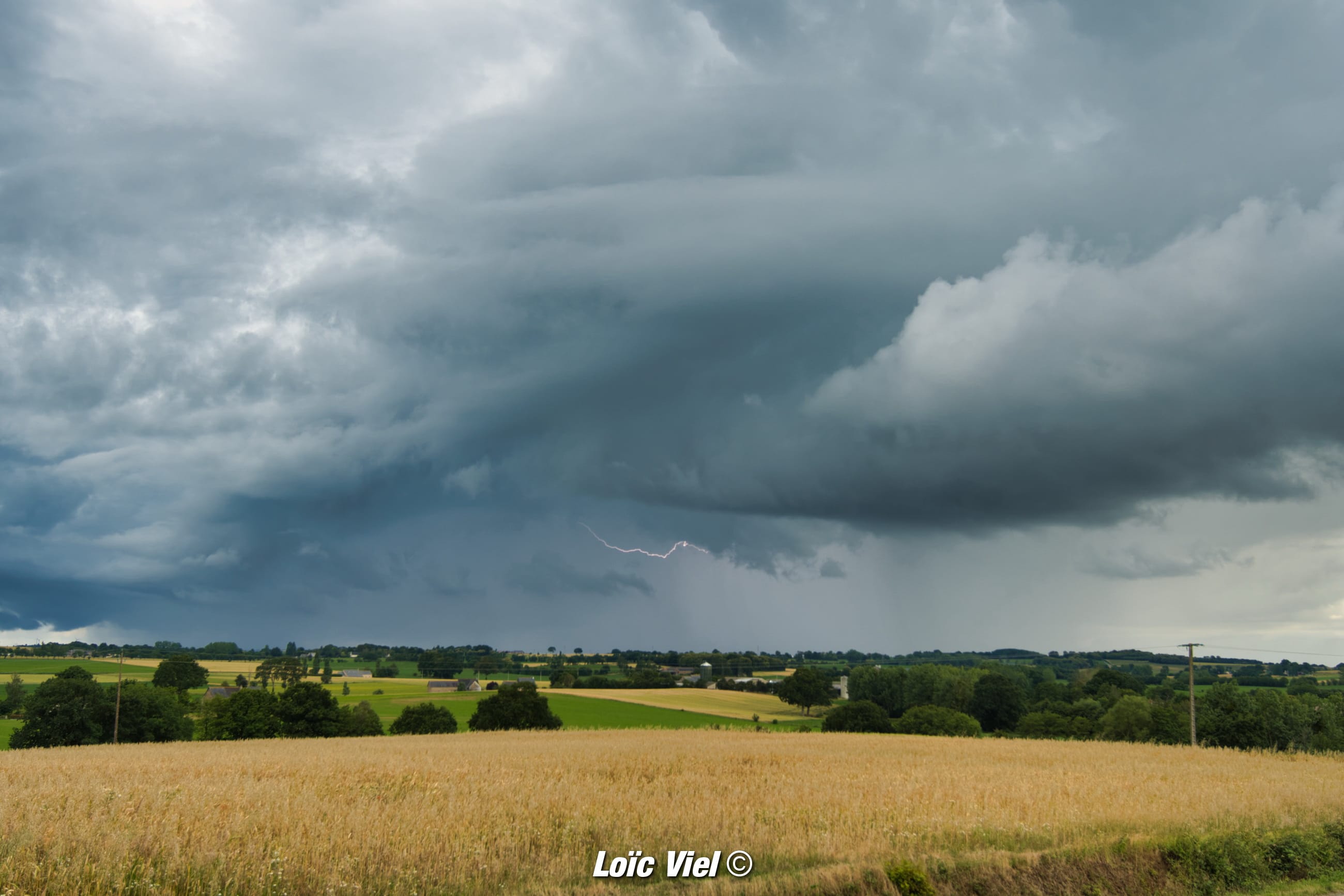 Structure orageuse esthétique avec des éclairs intra-nuageux au sud-est de l'Ille-et-Vilaine ( Janzé ) - 16/06/2020 19:40 - Loïc VIEL