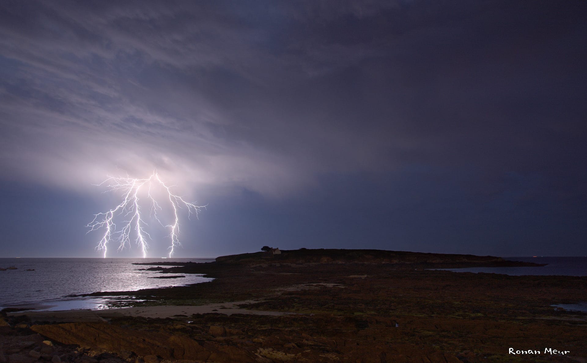 Orage furtif au large de Raguénez - Névez (29) - 18/07/2017 05:07 - Ronan Meur