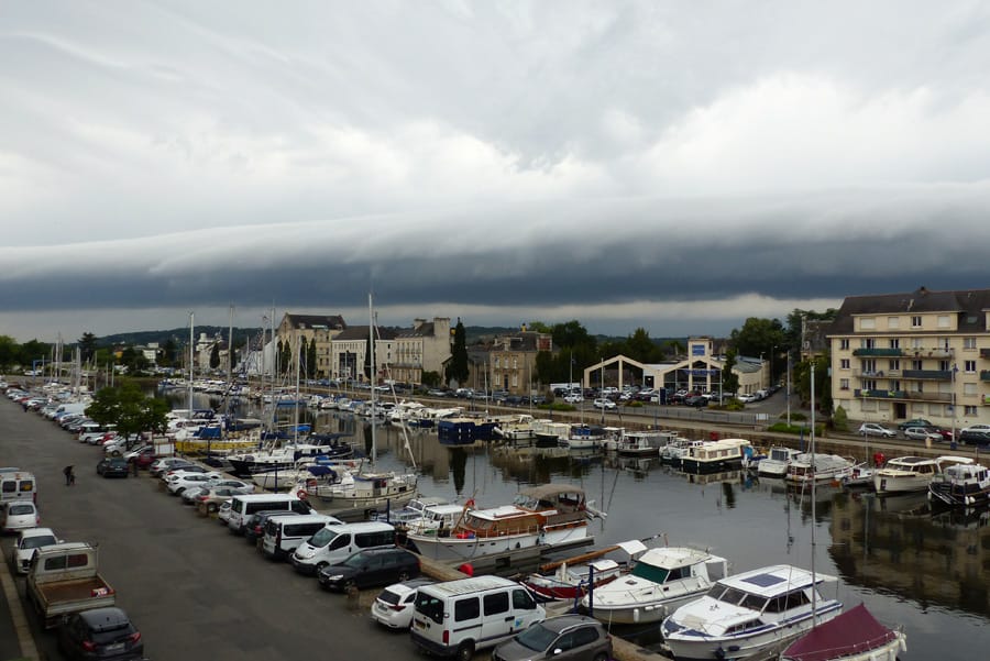 Au-dessus du port de Redon, venant de l'ouest, un Stratocumulus volutus gris foncé a assombri le ciel. Il était suivi d'un autre, plus mince et tout blanc. - 18/06/2019 10:35 - Chantal LE RESTIF