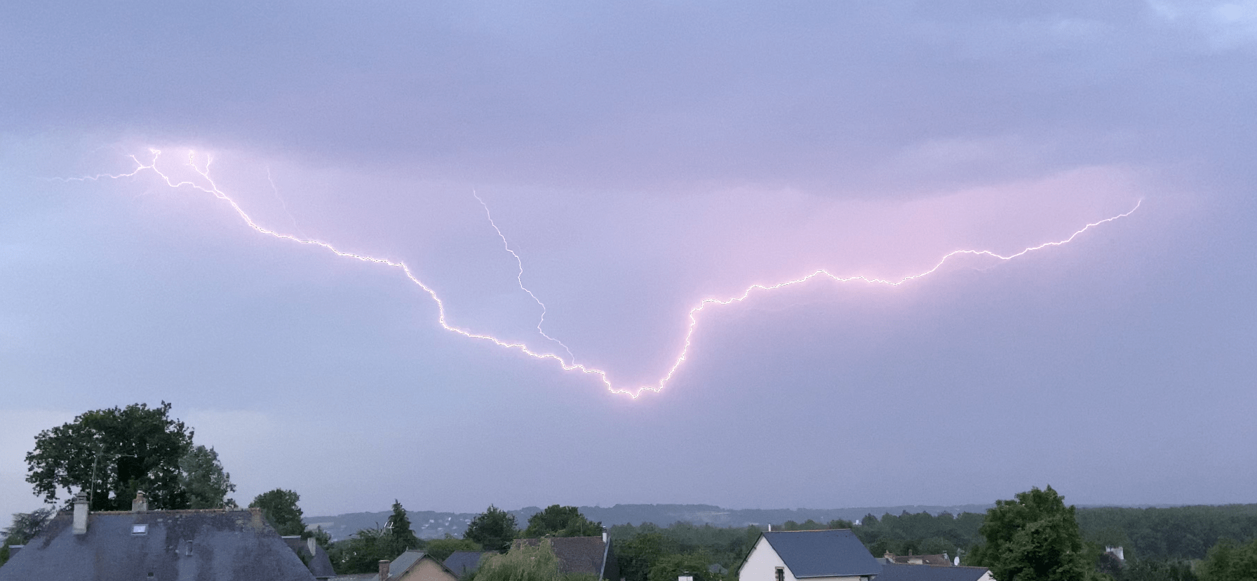 Une atmosphère chargée en électricité au cours d’une cellule active se déplaçant sur la côte Sud Bretonne. - 18/06/2022 21:54 - Mathias Peltier