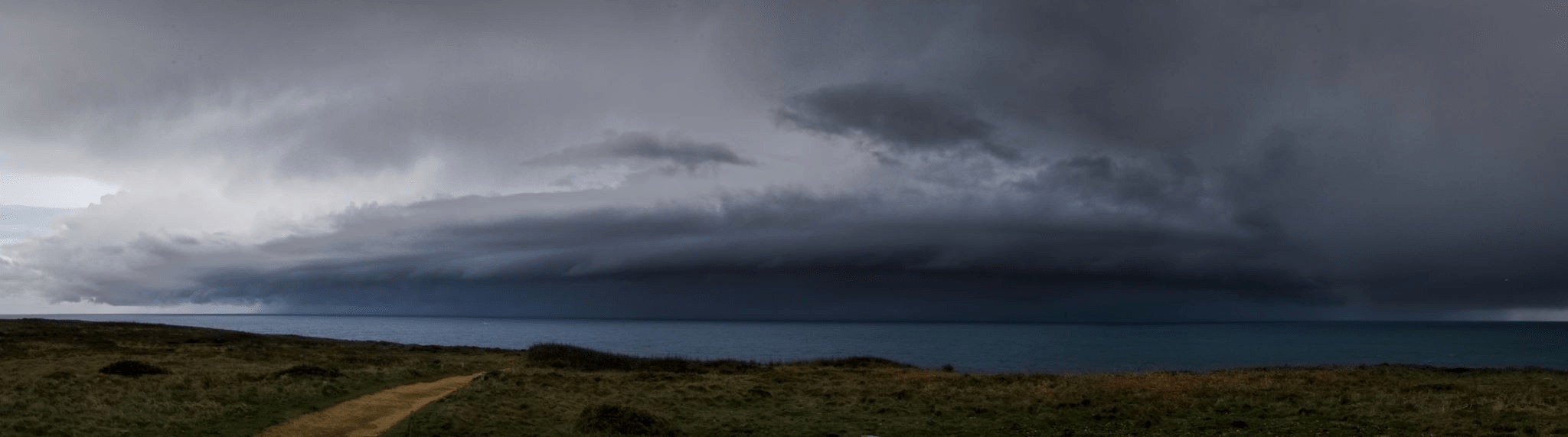 Front orageux qui a sévi vers midi à la Pointe du Raz dans le Finistère. - 22/03/2017 12:00 - Christophe RUSSO