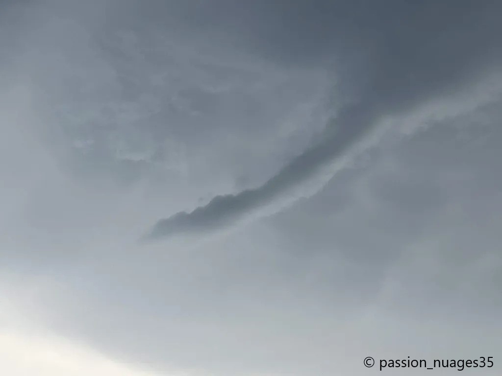 Un tuba observé 1h après le passage d'un violent coup de vent à Vern-sur-Seiche (Ille-et-Vilaine) le 25 juin 2026 à 19h44. - 25/06/2026 19:44 - Martin Wolf