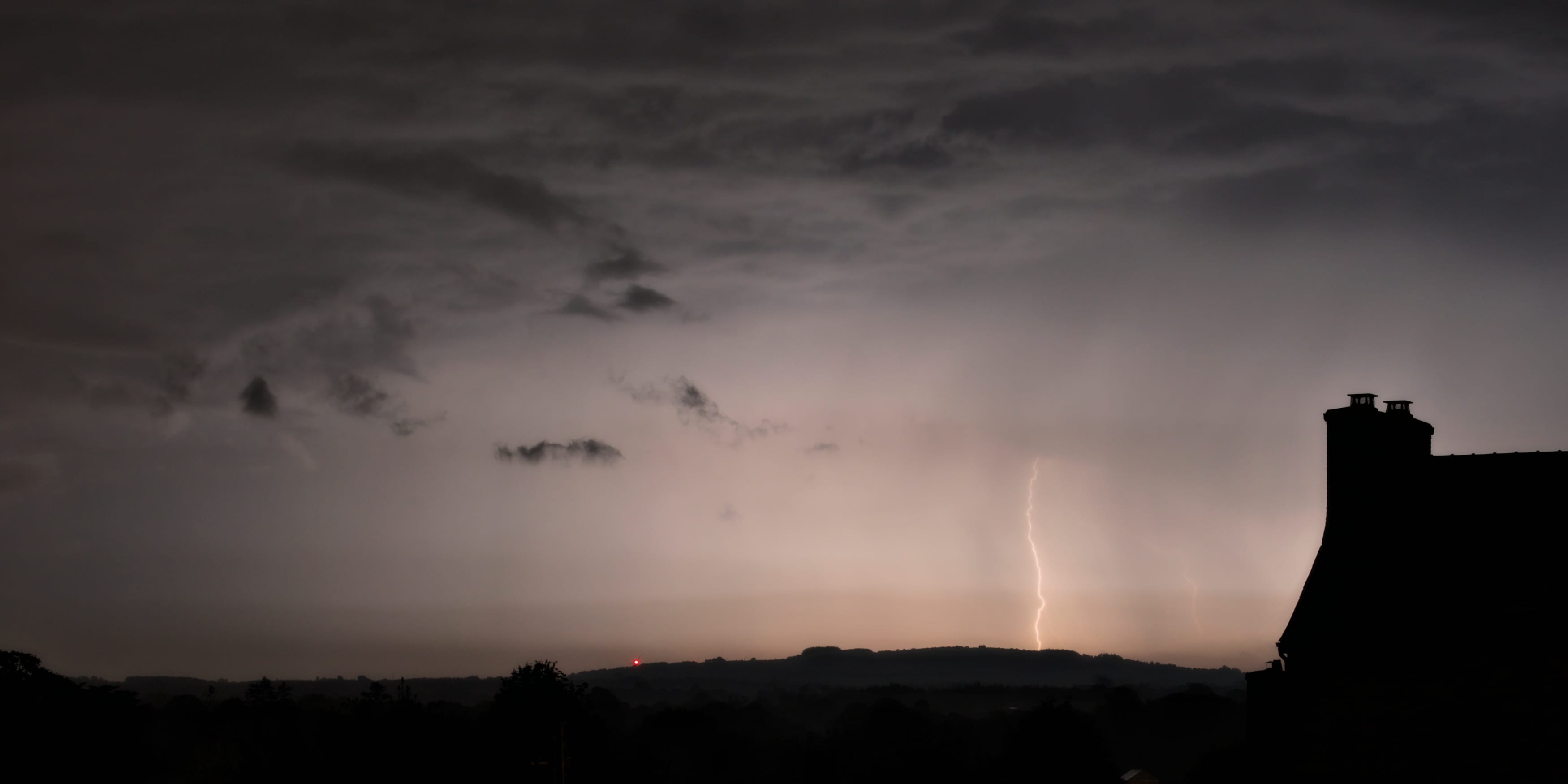 Un orage imprévu s'est formé au sud des Côtes d'Armor et est remonté vers le nord avant de s'éteindre au sud du Menez Bré, un peu avant Bégard. Peu électrique, il a quand même délivré un beau spectacle, avec ses teintes jaune-orangées prononcées. - 25/09/2021 21:52 - Julie Cotinaud