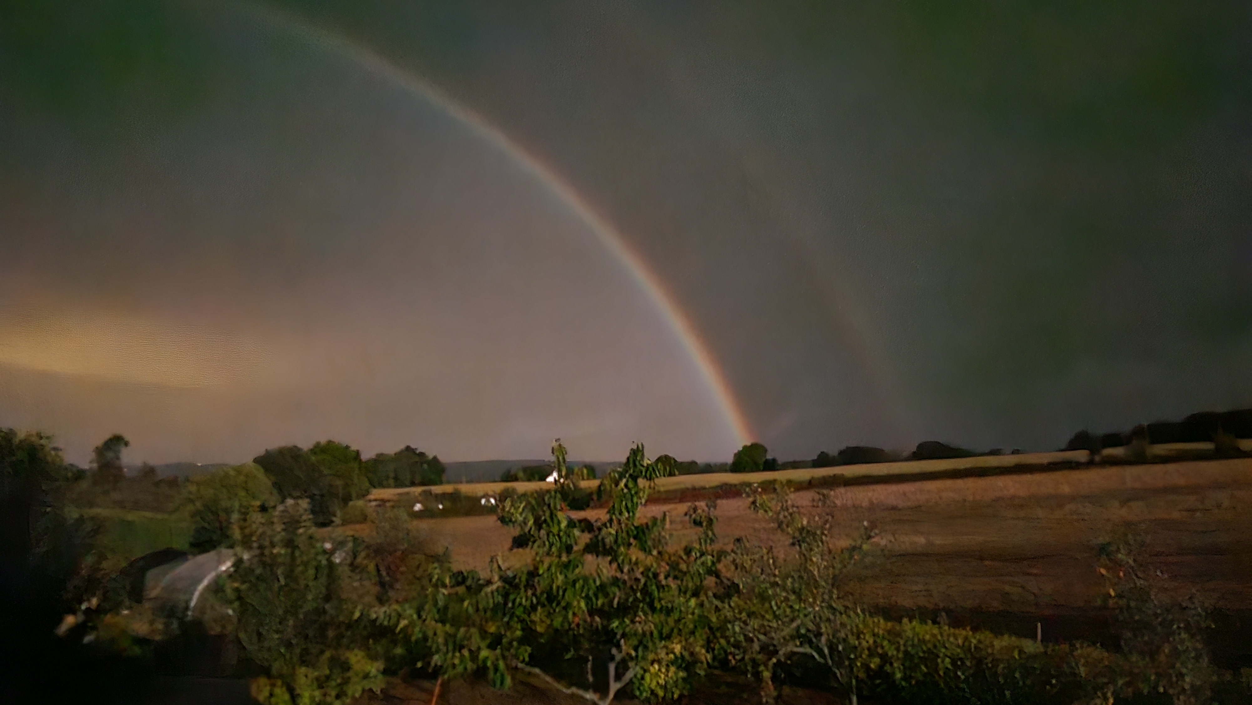 Arc en ciel de lune après le passage de l'orage 
Prise à Dinéault 29150 en direction du nord environ
Photo à ouverture longue avec smartphone samsung
Cela faisait un simple arc lumineux laiteux à l'œil nu - 26/08/2026 22:20 - Claire Boyer