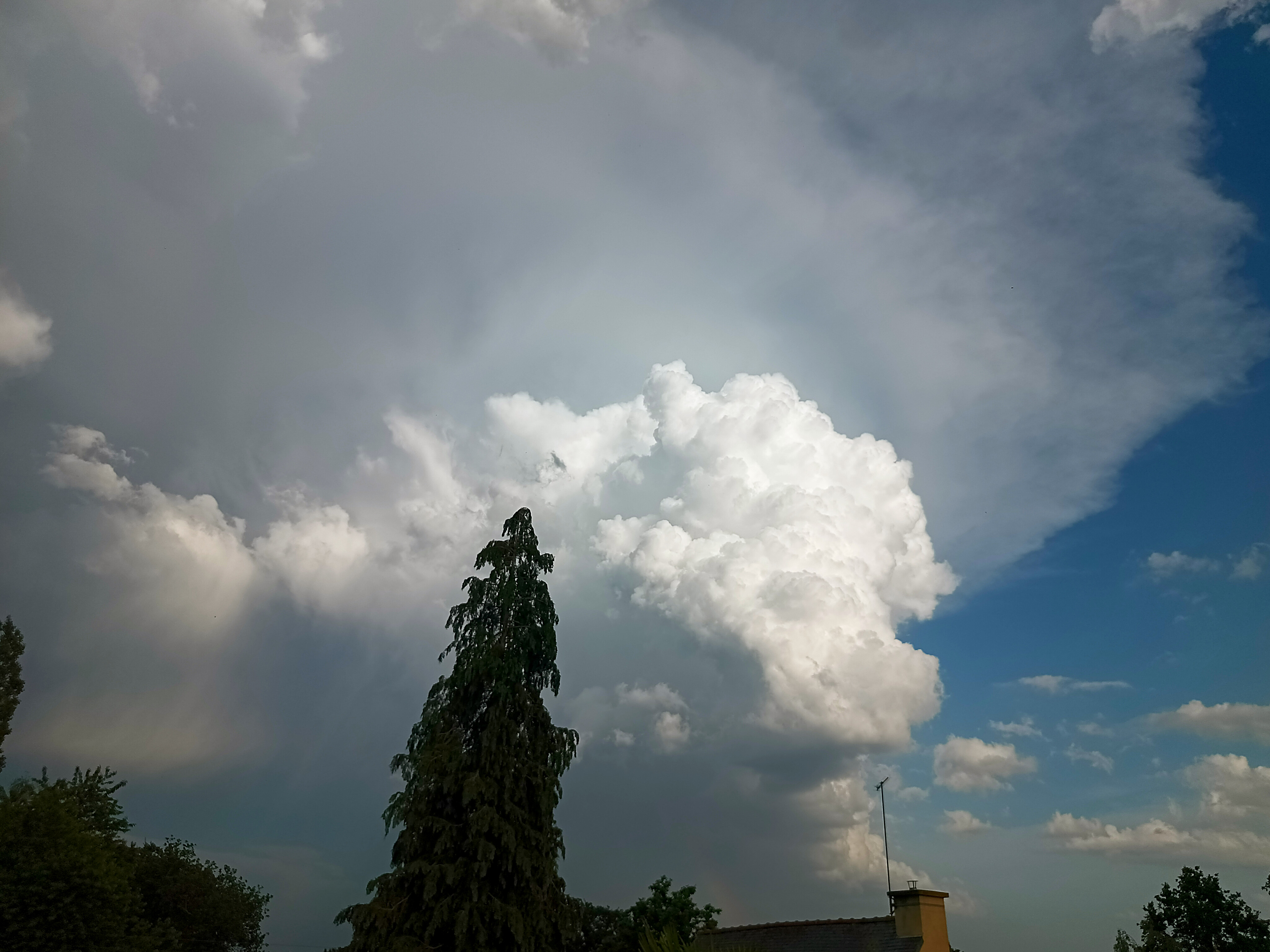 Orages supercellulaire mourante sur le Sud-Est de l'Ille-et-Vilaine peu avant Laval, depuis Servon-sur-Vilaine à l'Est de Rennes. - 27/05/2026 19:59 - Raphaël SOUFIANE