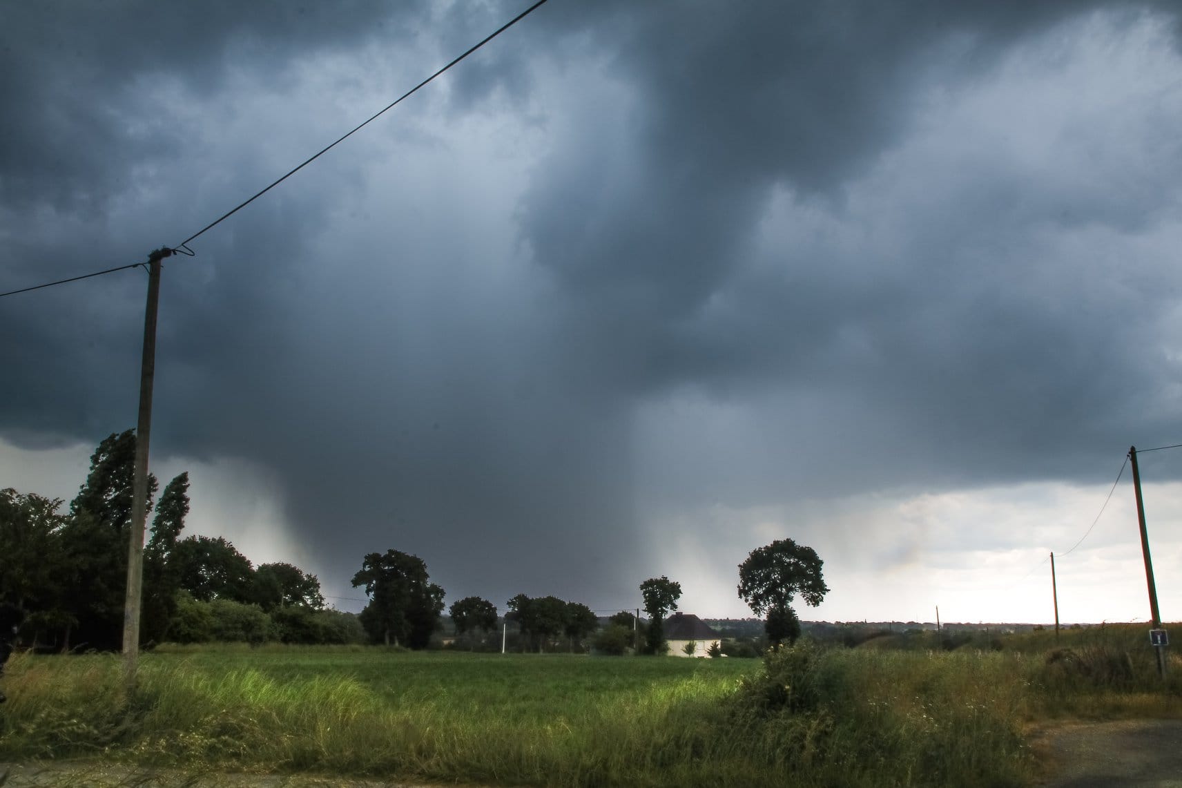 J'étais positionné au Nord de Rennes au démarrage d'une cellule avec parfois quelques tourbillons dans les nuages mais rien de bien méchant. - 28/05/2018 18:00 - Chris RUSSO