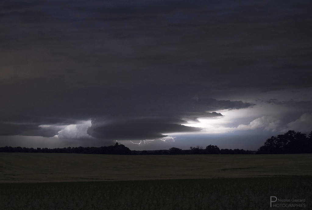 L'une des supercellules qui a tangenté l'Indre-et-Loire hier soir : assiettes associées au cisaillement variable avec mésocyclone persistant. La couche d'altocumulus à l'avant limitait l'observation de la colonne ascendante inclinée. - 09/06/2017 00:00 - Nicolas GASCARD