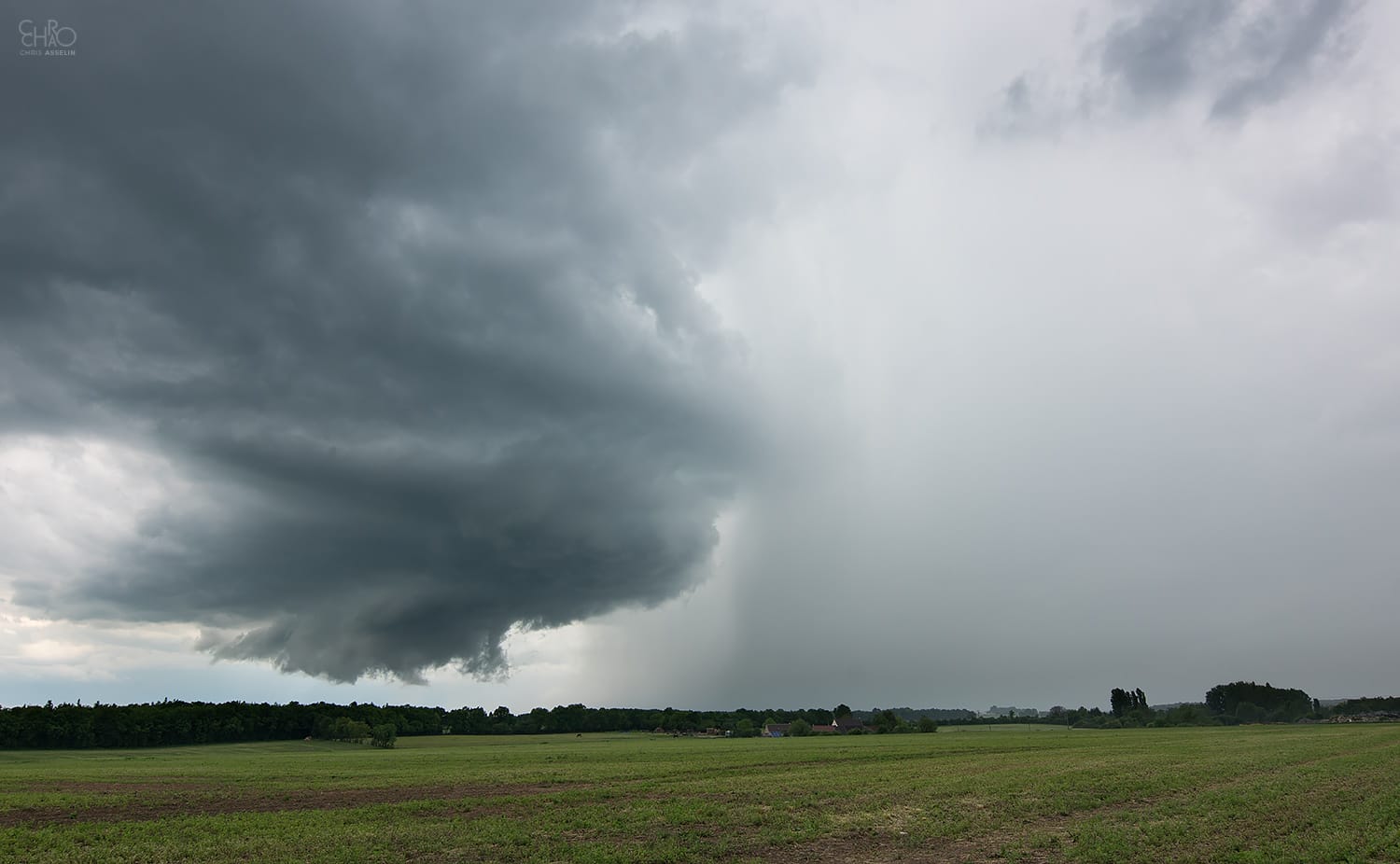 Amorce supercellulaire dans le sud du Cher. Une structure qui fut marquée par un nuage-mur très proche du sol pendant quelques minutes, avant d'être gênée par la proximité d'autres orages naissant. - 18/05/2017 15:36 - Christophe Asselin