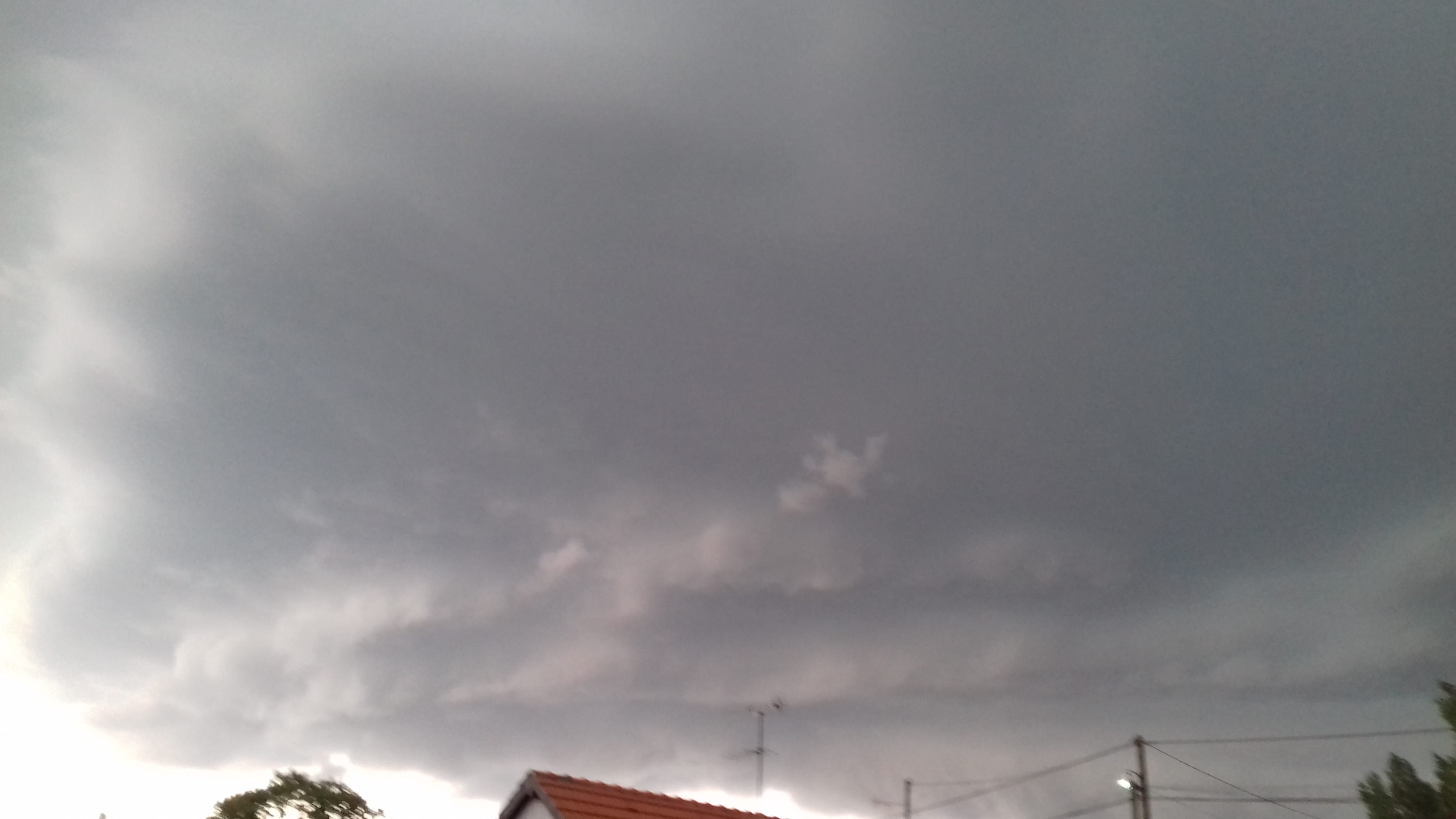 Un orage en approche,en debut de soirée à la Ferté Saint-Cyr  (en région centre) - 26/05/2018 19:15 - Serena Chevrier